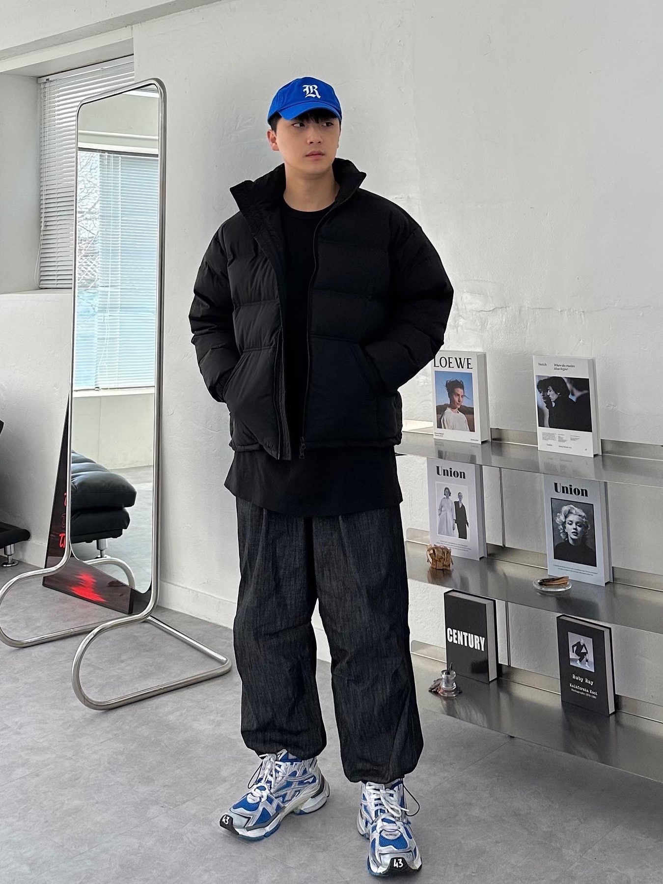 Balenciaga Runner Sneakers Blue White 착용 스타일 - 1
