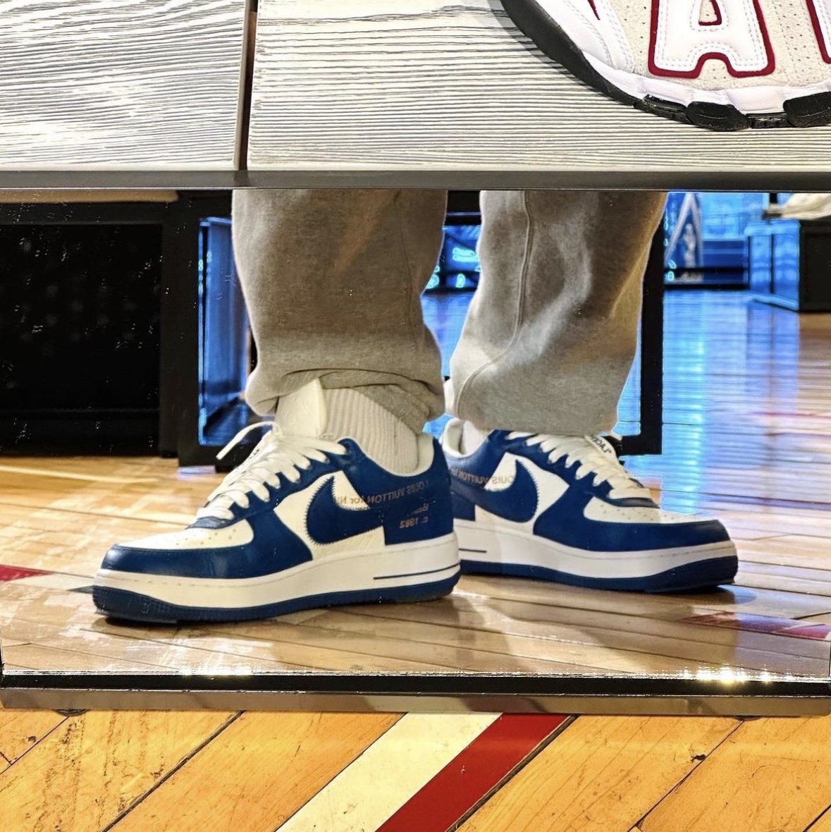 Louis Vuitton x Nike Air Force 1 Low by Virgil Abloh White Team Royal, Nike x Stussy NRG ZR Fleece Pants Heather Grey - US/EU 착용 스타일 - 2