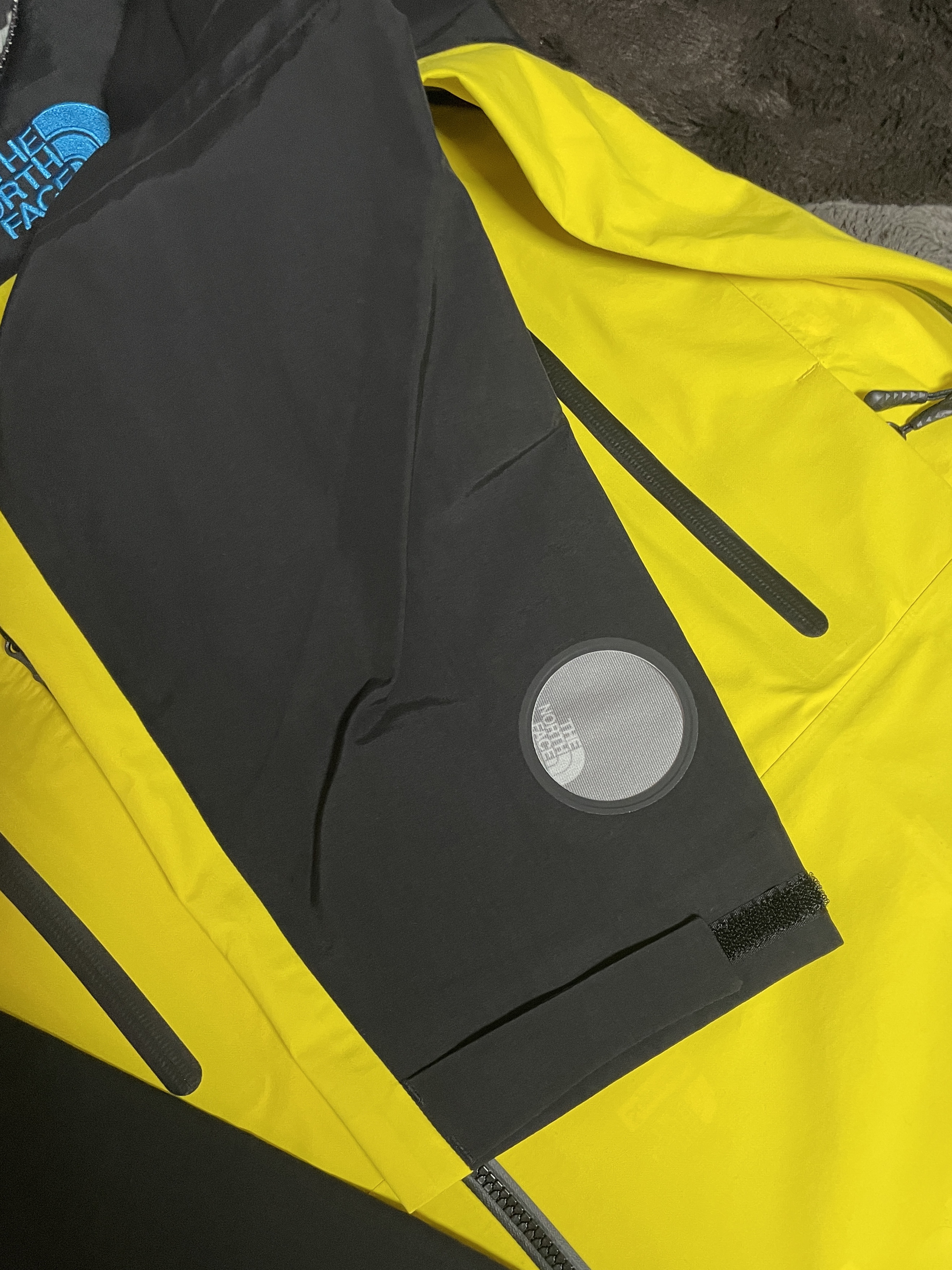 Supreme x The North Face Taped Seam Shell Jacket Yellow - 22FW 착용 스타일 - 5