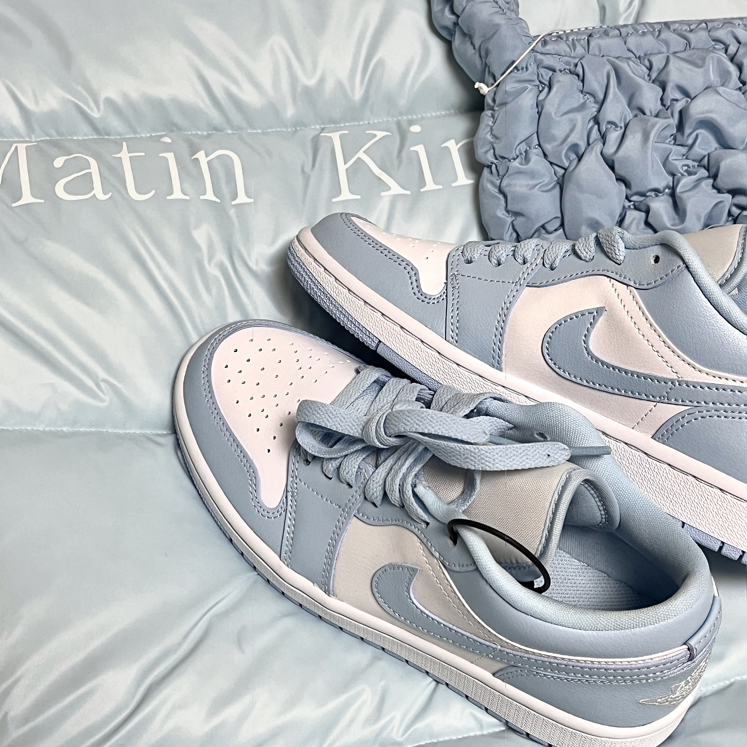 (W) Jordan 1 Low White Ice Blue, COS Quilted Mini Bag Light Blue 착용 스타일