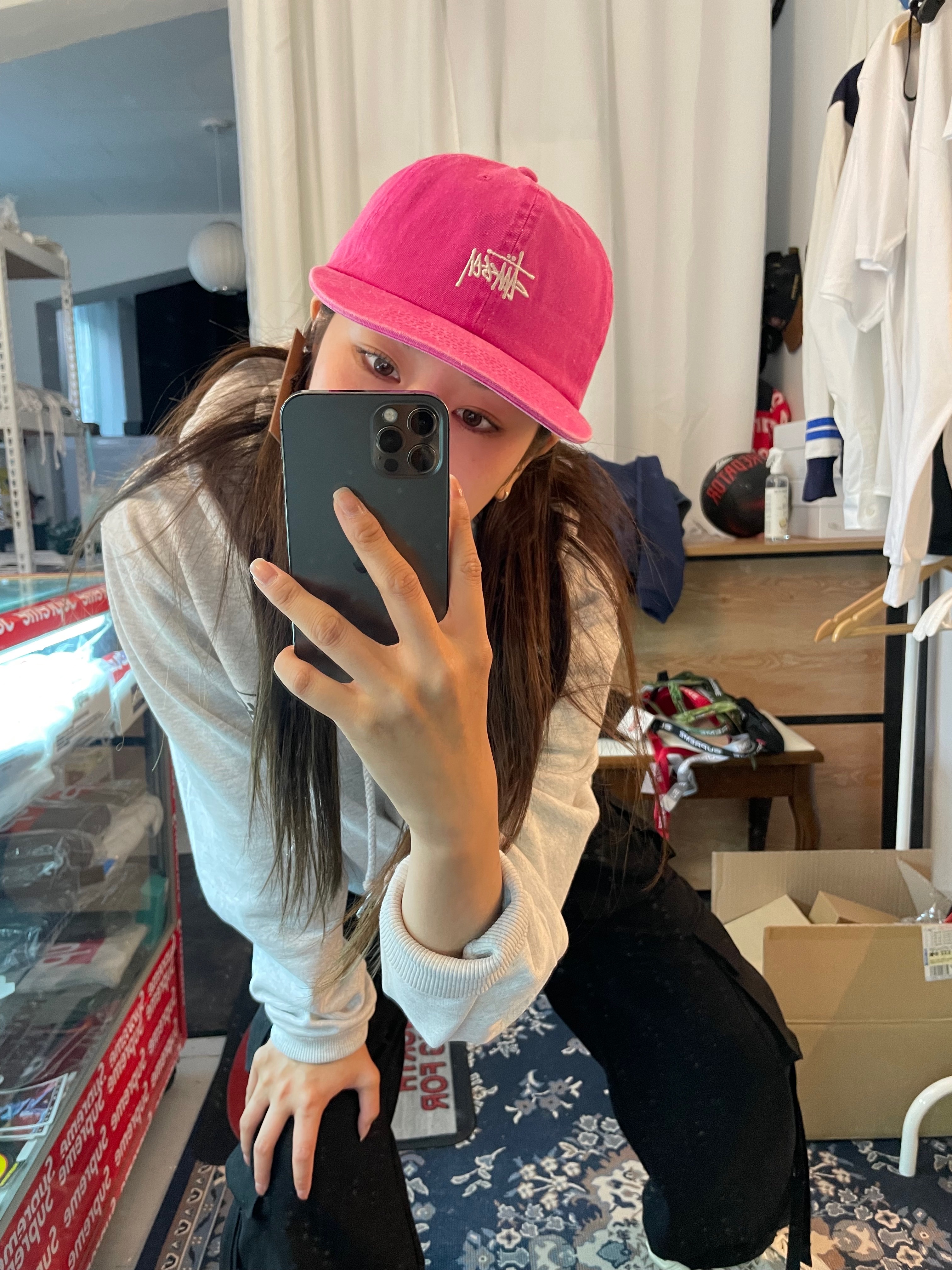 Stussy Washed Stock Low Pro Cap Magenta, Stussy DSM World Tour Hoodie Ash Heather 2022 착용 스타일 - 1