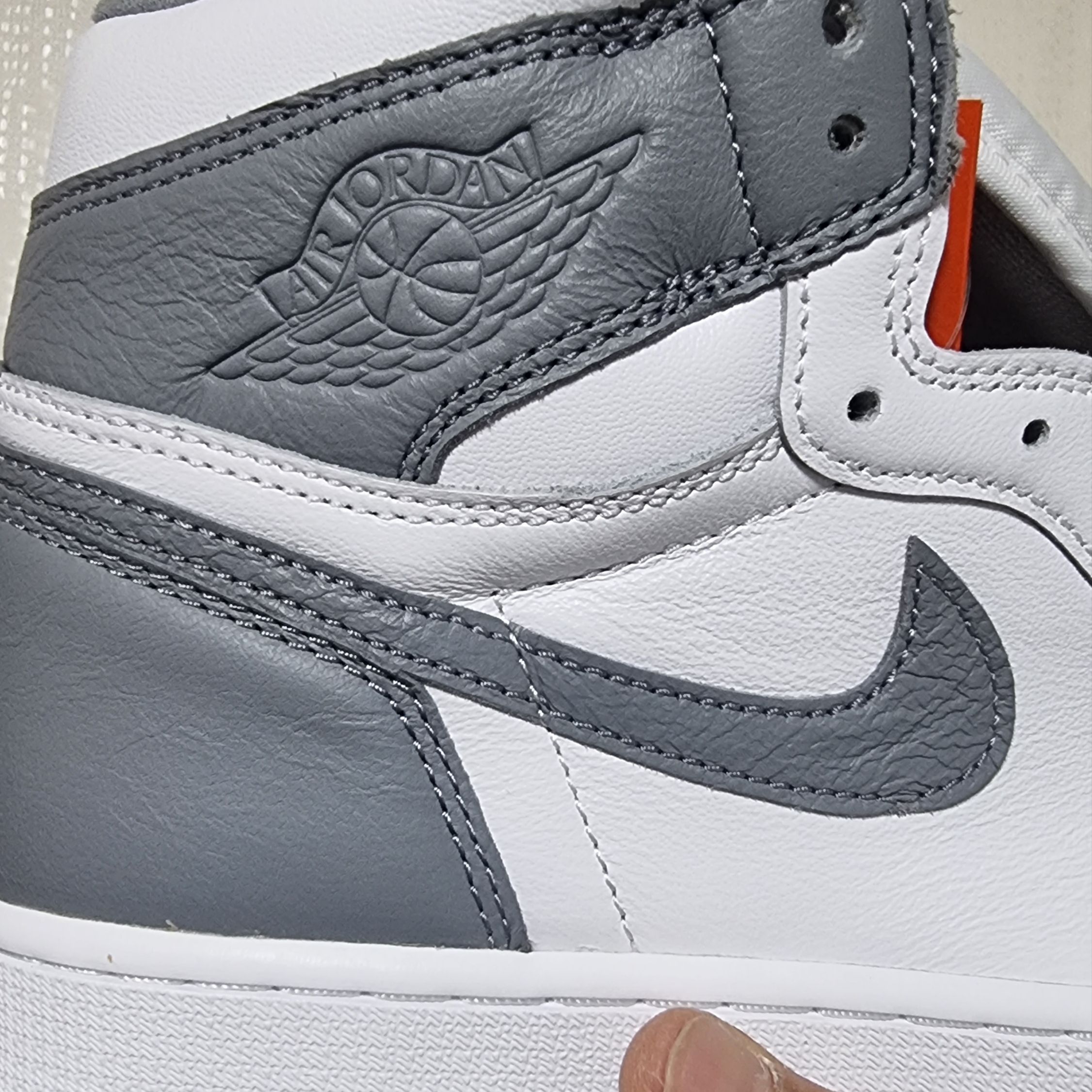 Jordan 1 Retro High OG Stealth 착용 스타일 - 3