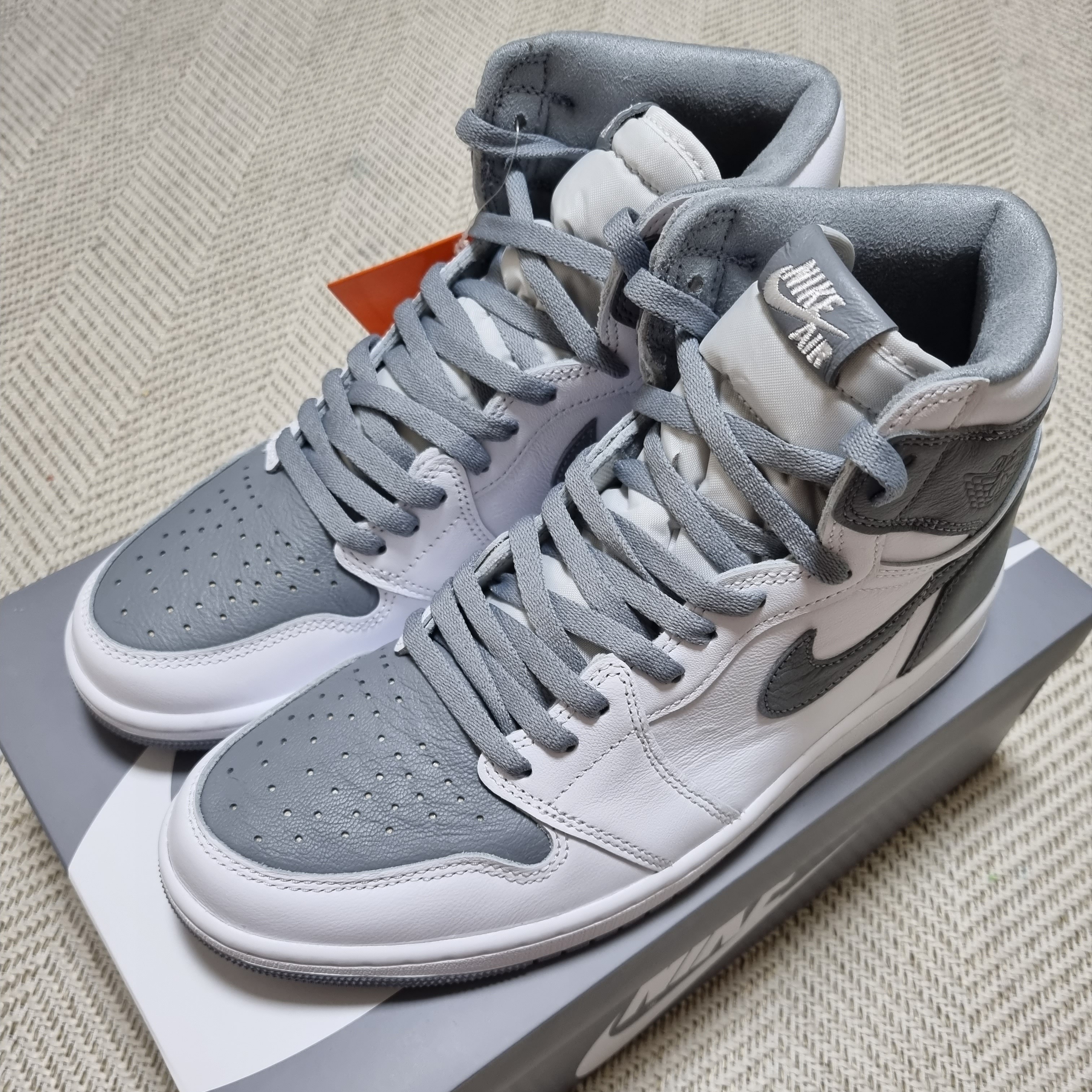 Jordan 1 Retro High OG Stealth 착용 스타일 - 3
