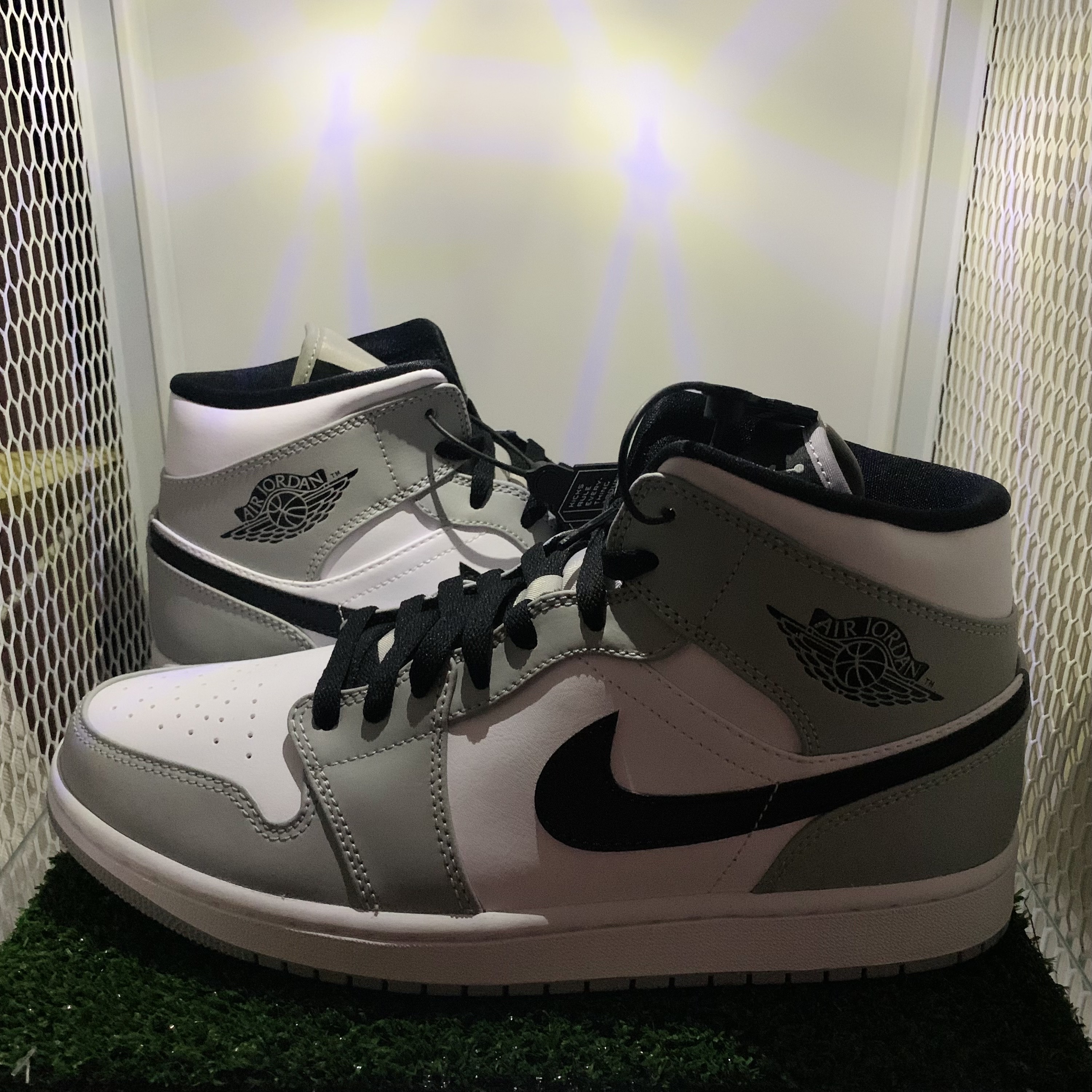 Jordan 1 Mid Light Smoke Grey 착용 스타일 - 2