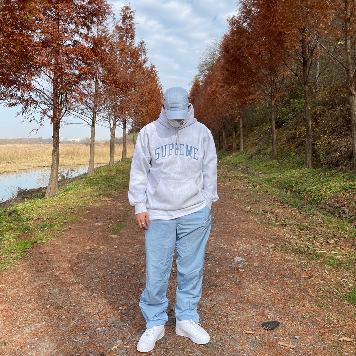 Supreme Repeat Track Jacket White - 22SS, Supreme Military Camp Cap Light Blue - 22FW 착용 스타일 - 5