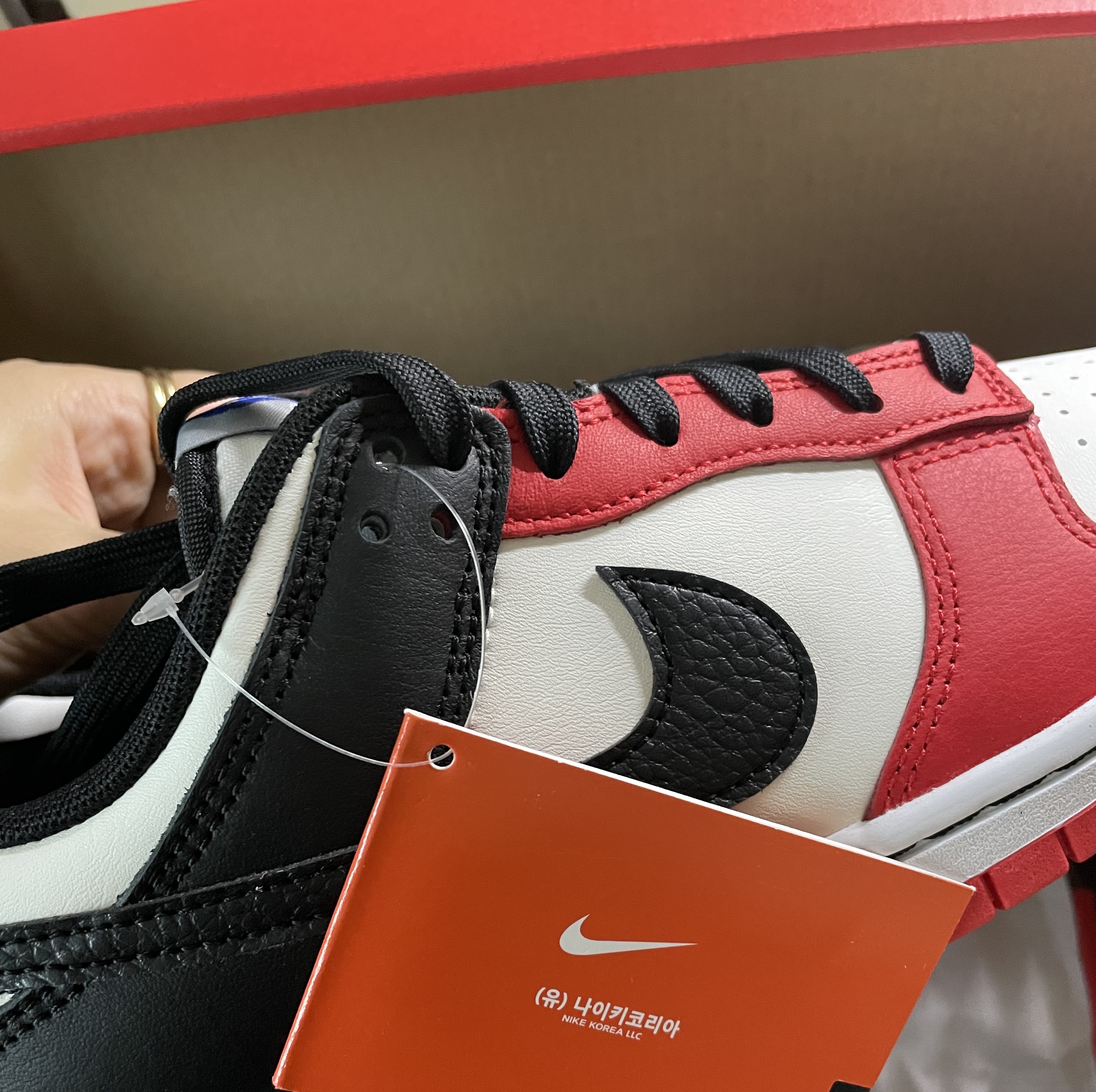 Nike x NBA Dunk Low Retro EMB Black and Chile Red 착용 스타일 - 2