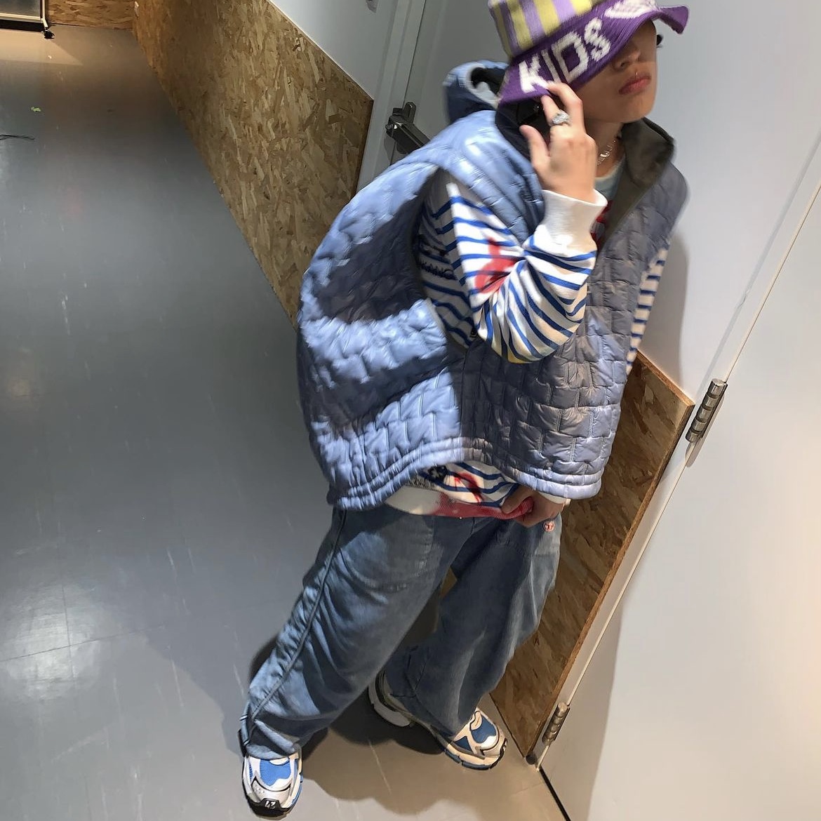 Balenciaga Runner Sneakers Blue White 착용 스타일 - 2