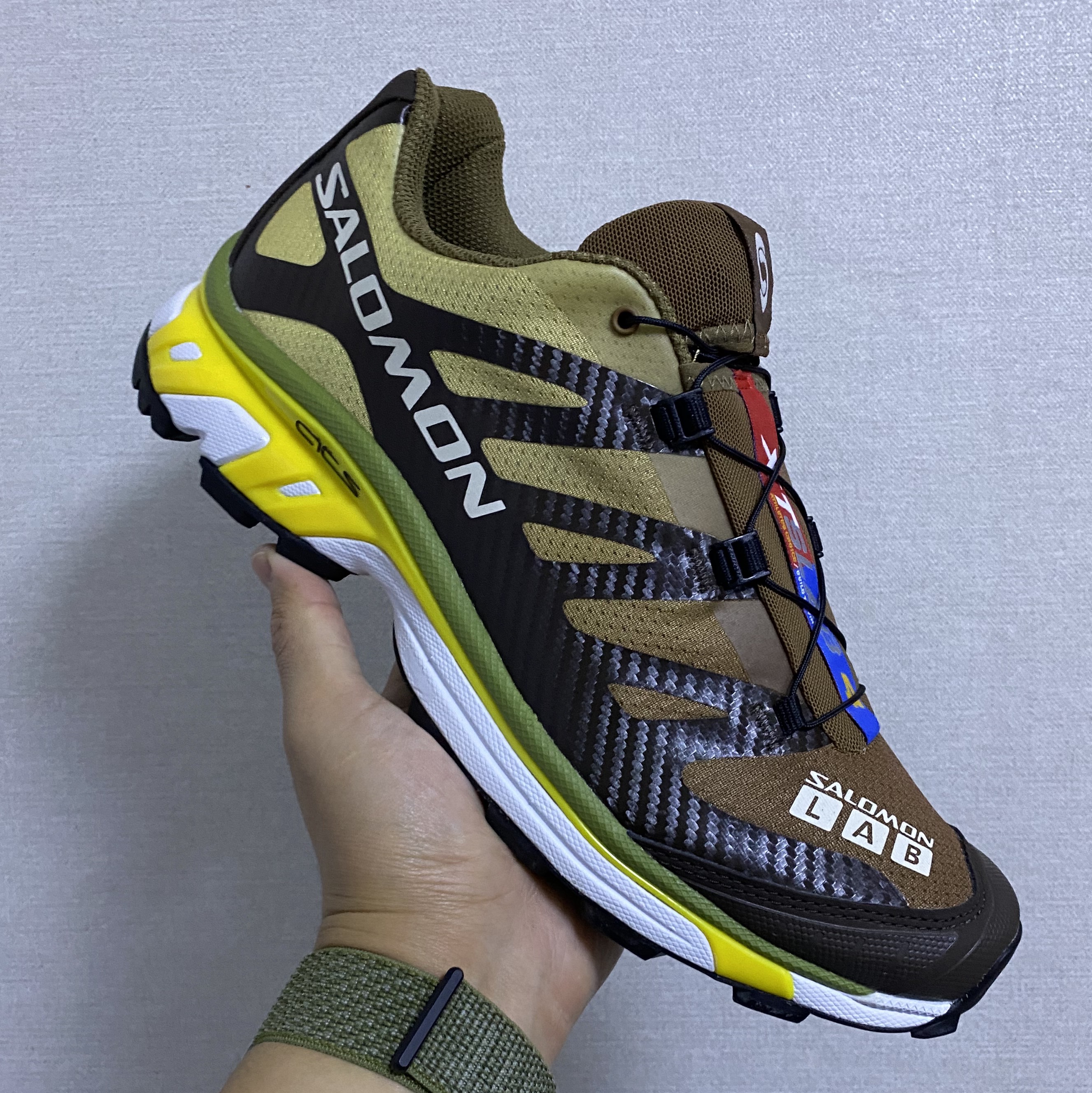Salomon XT-4 Toffee Empire Yellow 착용 스타일 - 1
