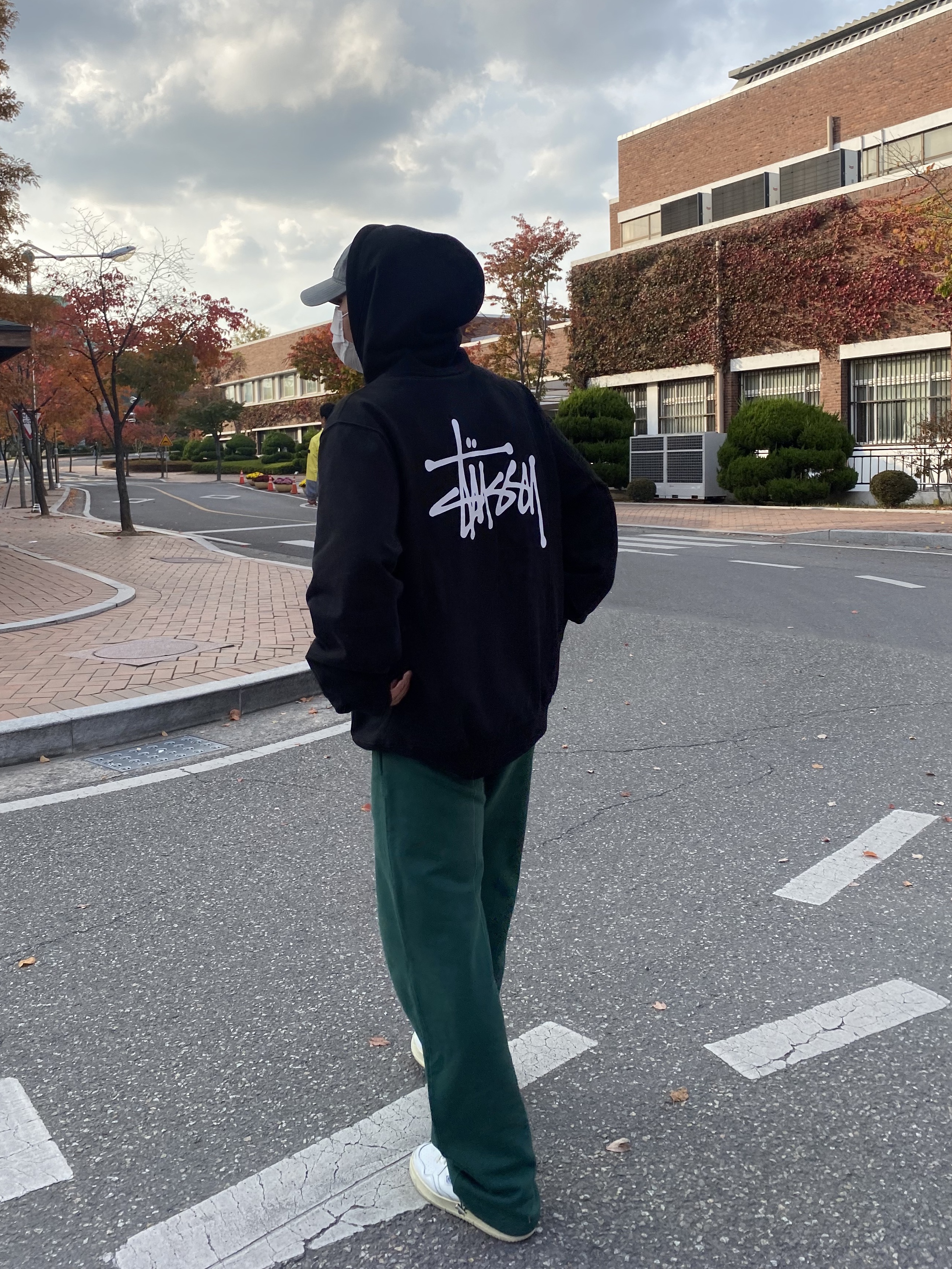 Autry Medalist Low Leather Sneakers White, Stussy Basic Stussy Hoodie Black 2022 착용 스타일 - 2