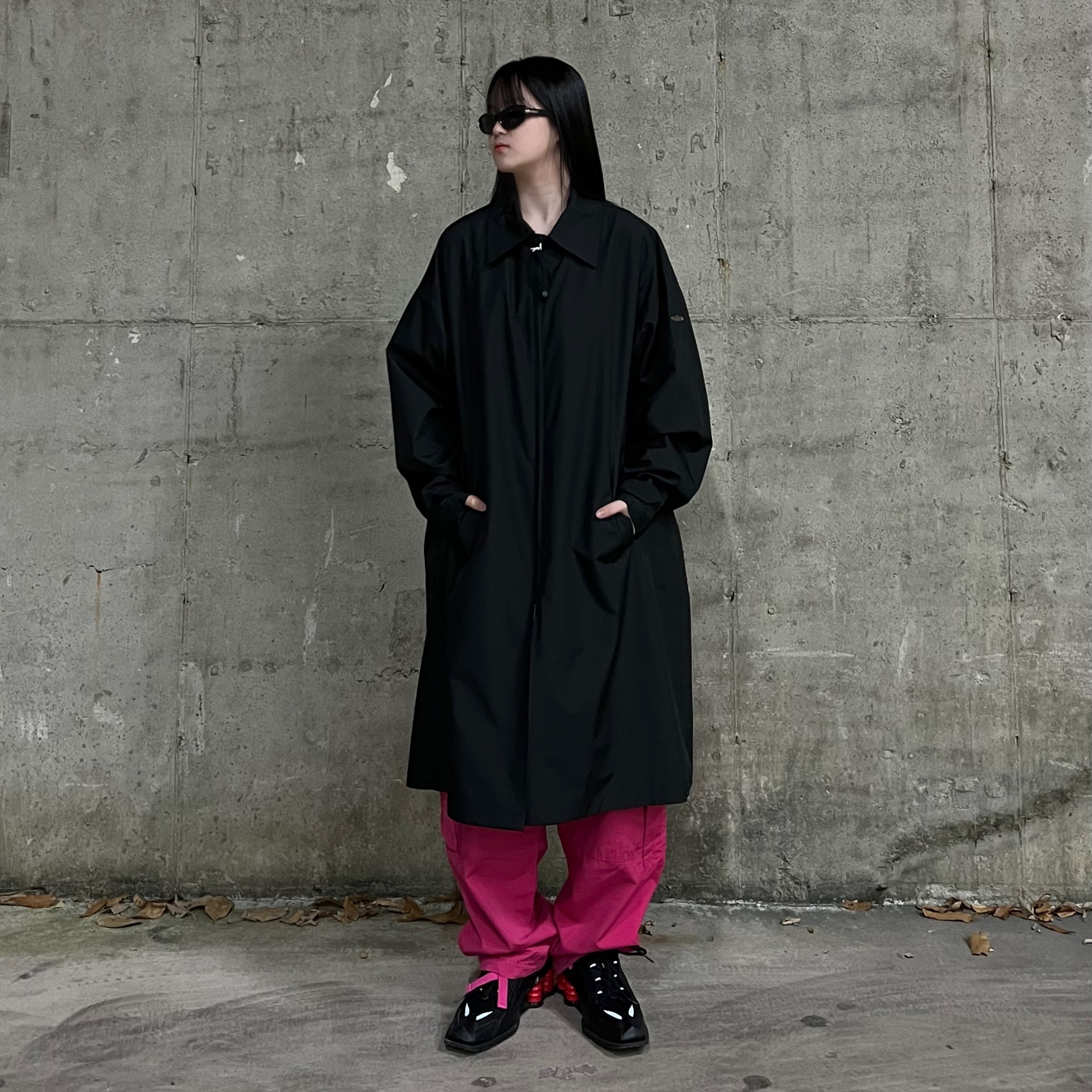 Nike x Martine Rose Shox MR4 Black 착용 스타일 - 3
