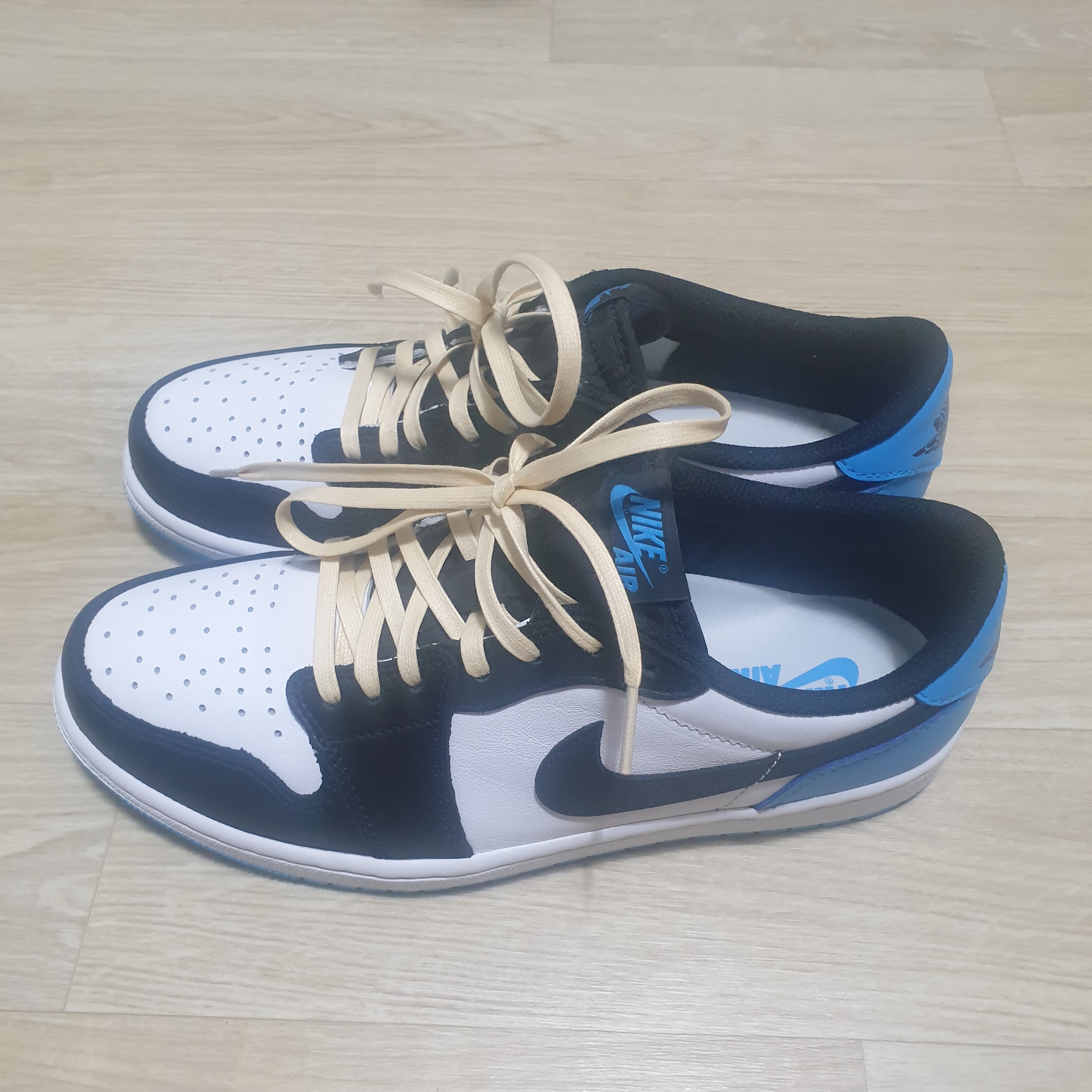 Jordan 1 Retro Low OG Black and Dark Powder Blue 착용 스타일 - 2