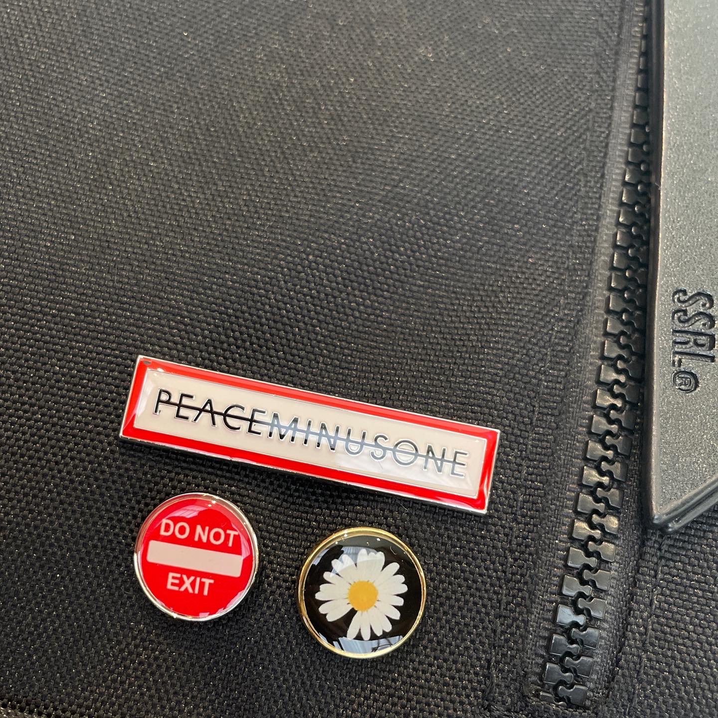 Salomon x Comme des Garcons XA-Alpine 2 Black, Peaceminusone Pin Set #2 Multi 착용 스타일 - 4