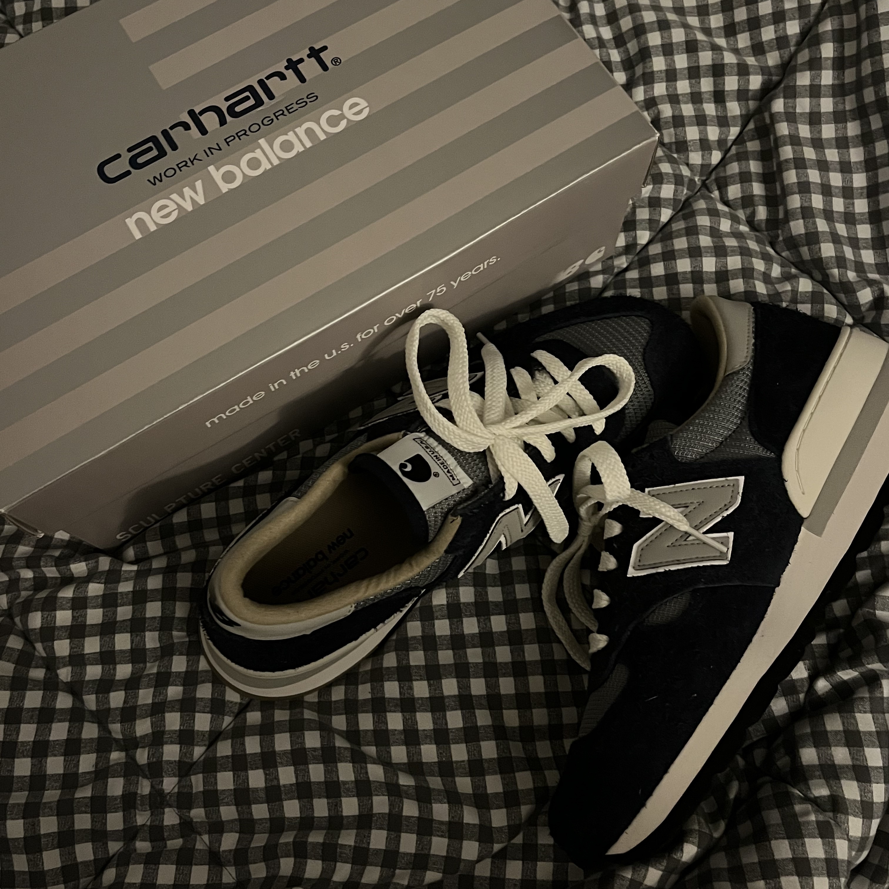 New Balance x Carhartt WIP 990v1 Made in USA Sculpture Center 착용 스타일 - 1
