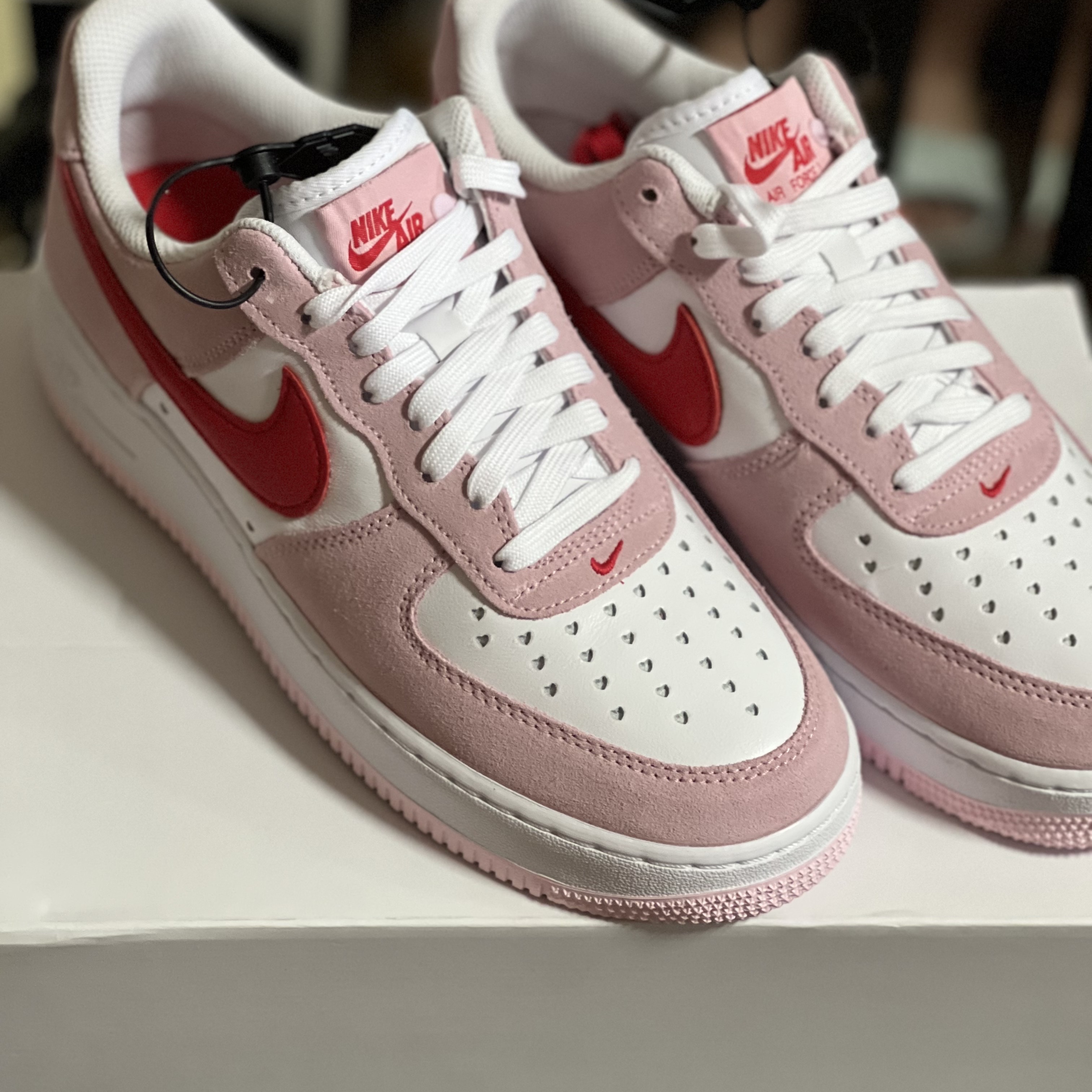 Nike Air Force 1 '07 QS Valentine's Day 착용 스타일 - 3