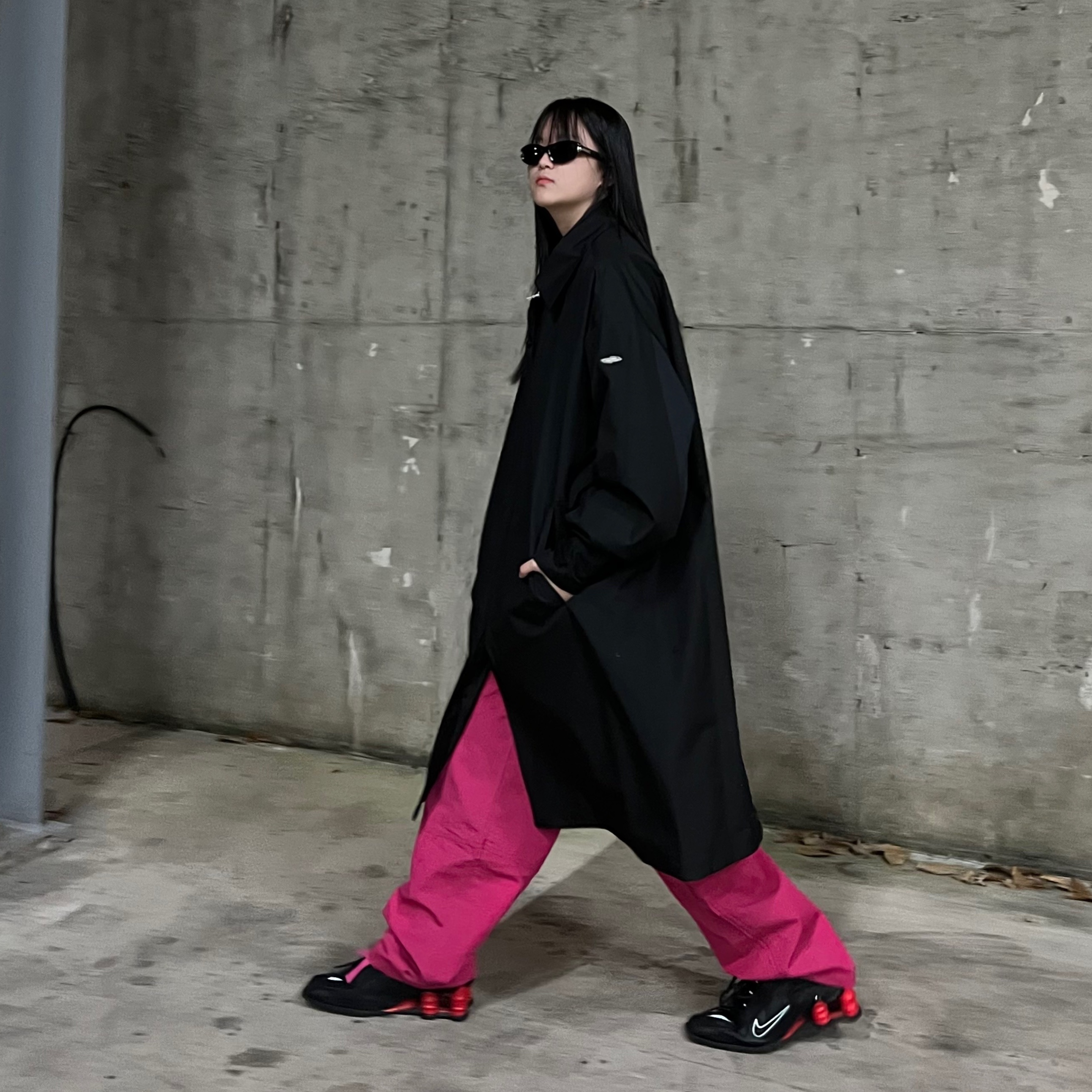 Nike x Martine Rose Shox MR4 Black 착용 스타일 - 2