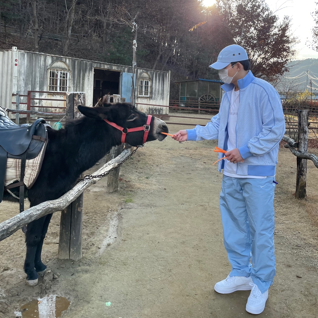 Supreme Repeat Track Jacket White - 22SS, Supreme Military Camp Cap Light Blue - 22FW 착용 스타일 - 3