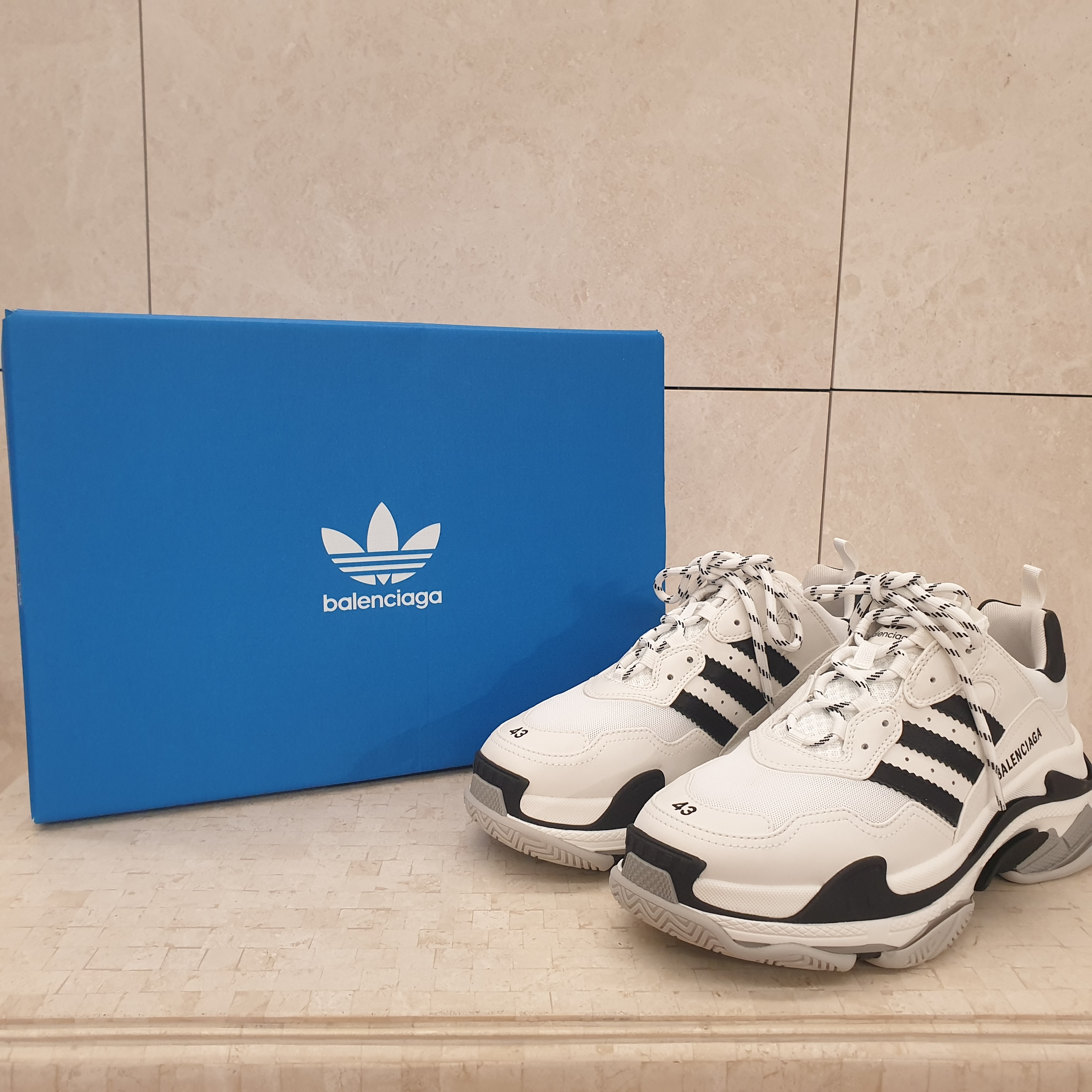 Balenciaga x Adidas Triple S Sneakers White Black 착용 스타일