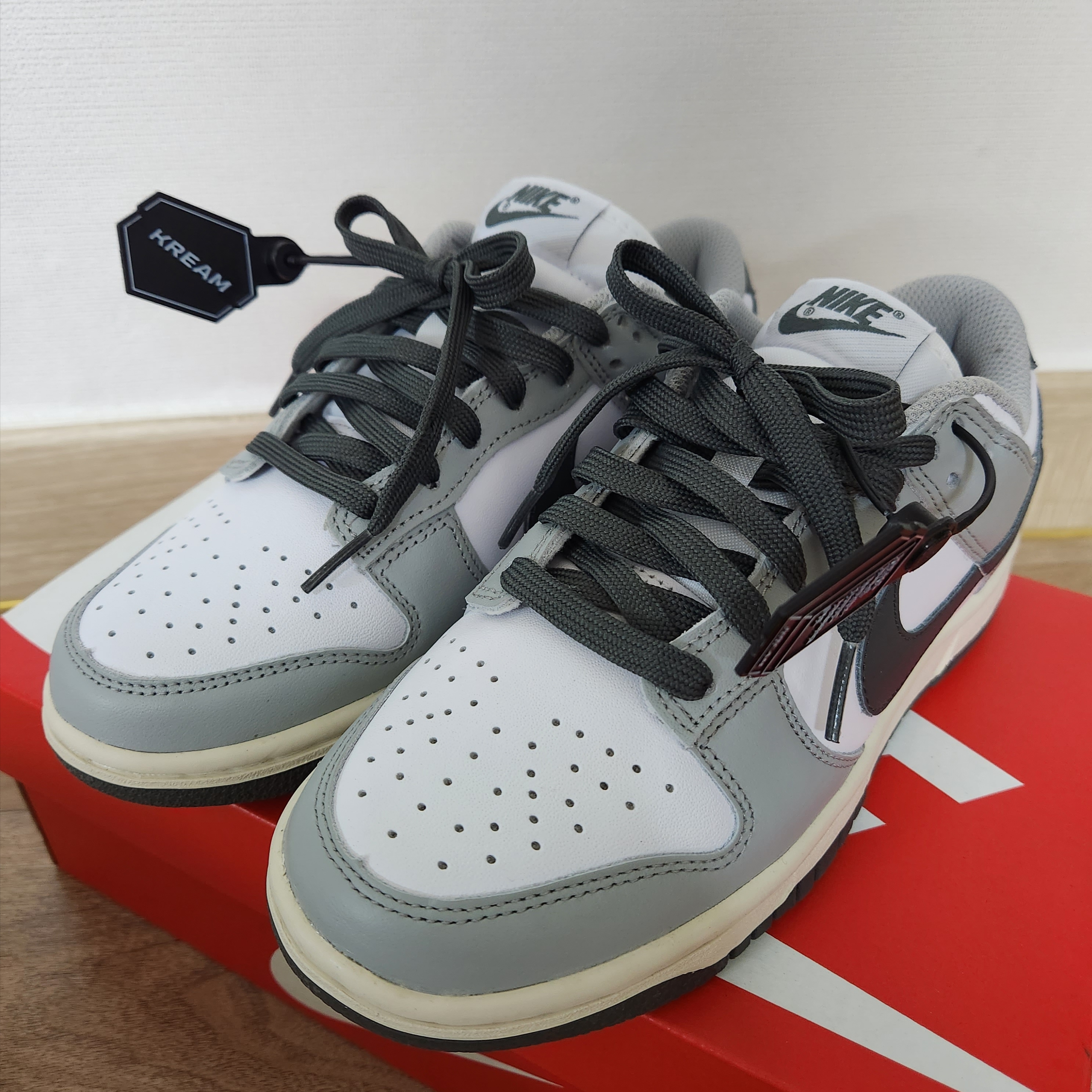 (W) Nike Dunk Low Light Smoke Grey 착용 스타일 - 1