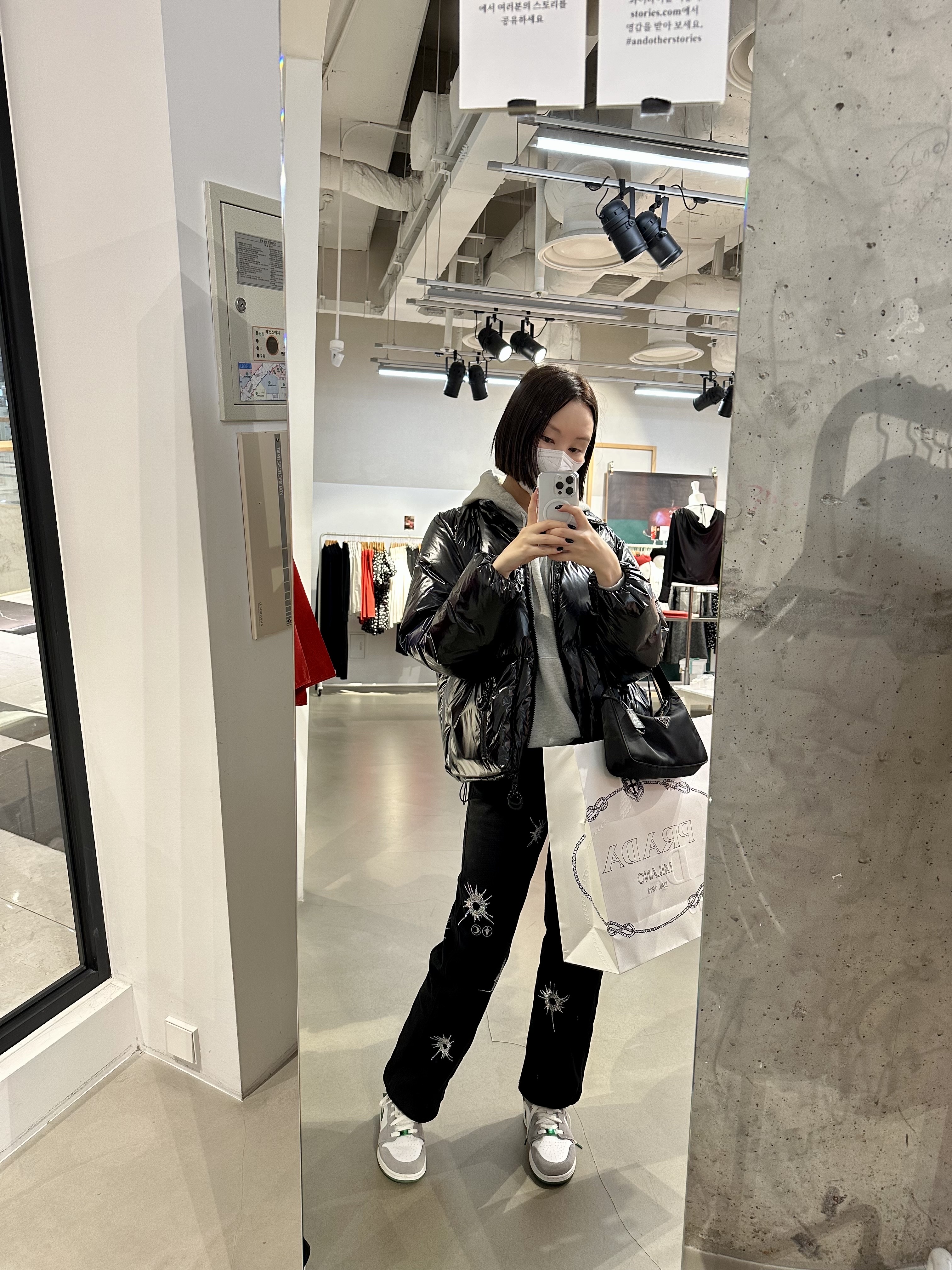 (GS) Jordan 1 Mid SE Pine Green Light Smoke Grey, Prada Re-Edition 2000 Re-Nylon Mini Shoulder Bag Black 착용 스타일 - 1