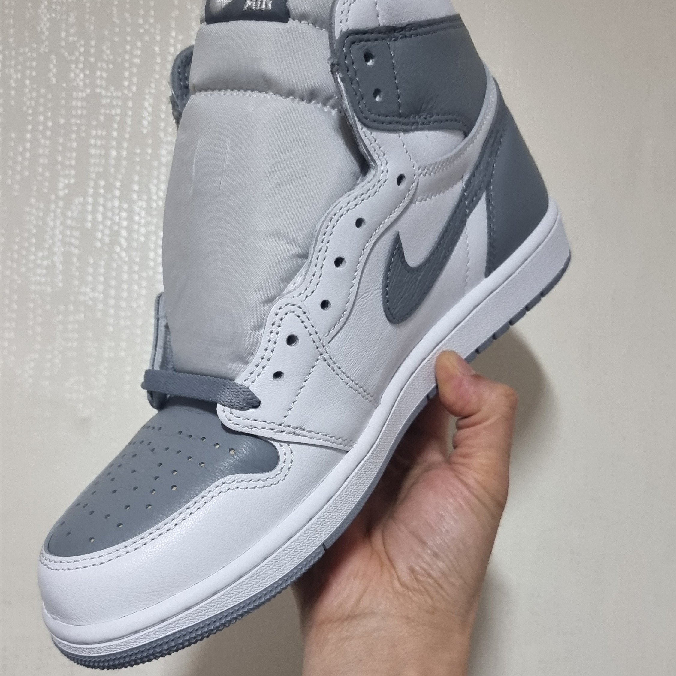 Jordan 1 Retro High OG Stealth 착용 스타일 - 2