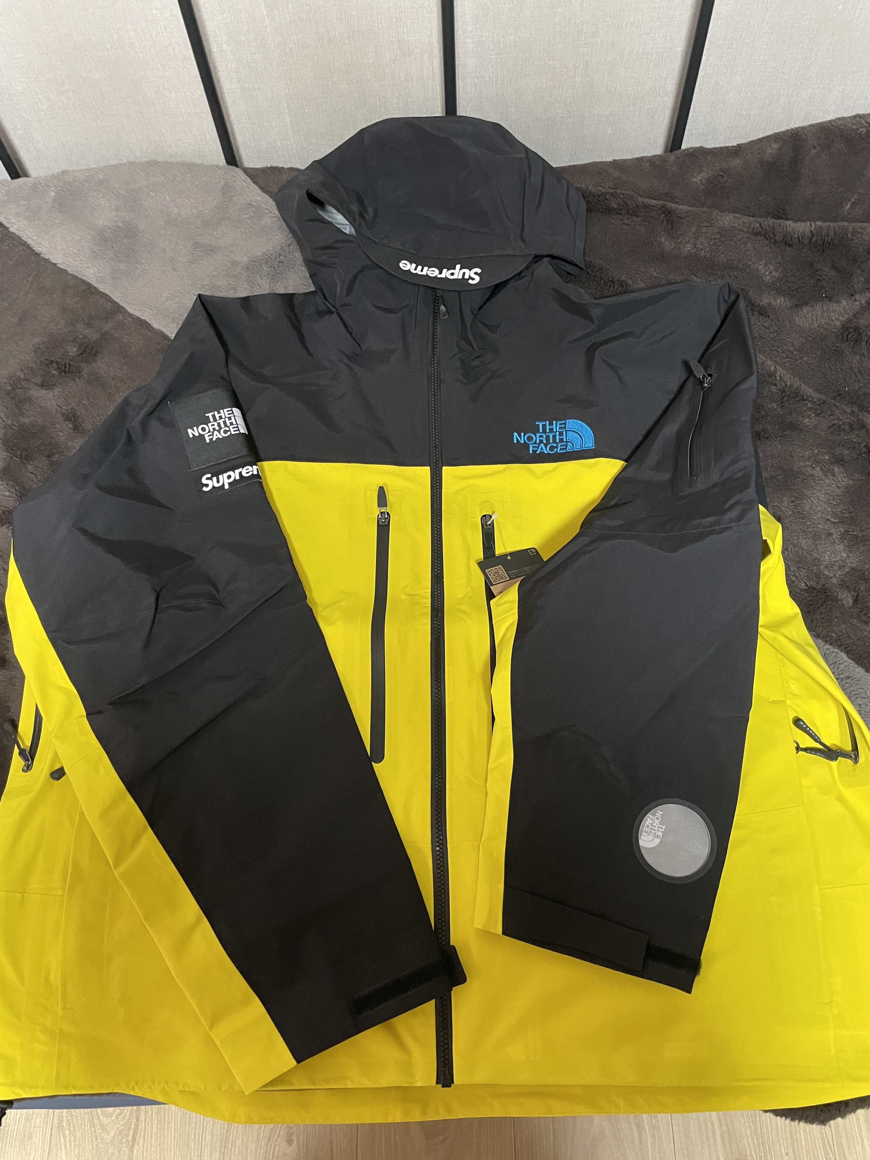 Supreme x The North Face Taped Seam Shell Jacket Yellow - 22FW 착용 스타일 - 1