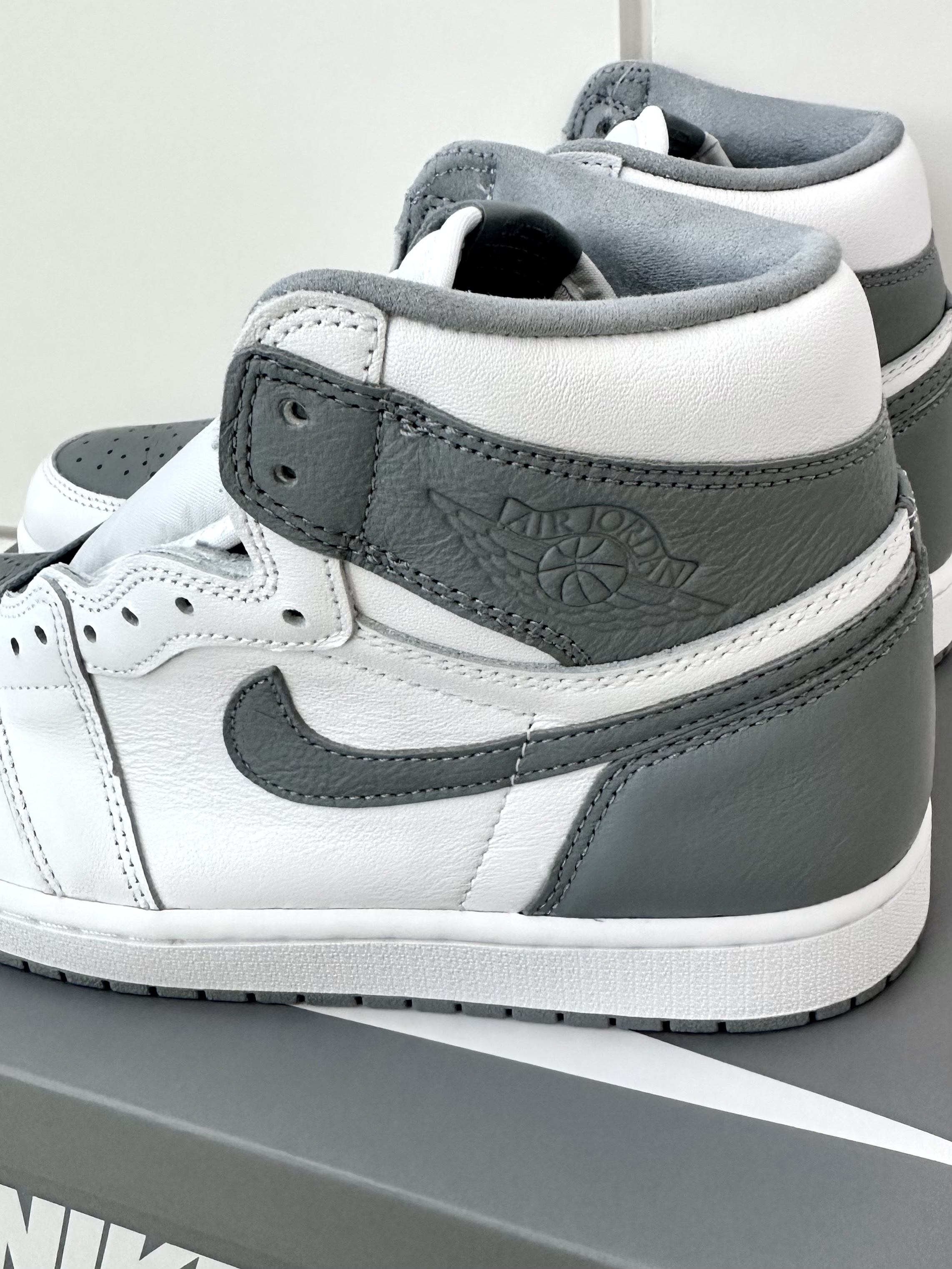 Jordan 1 Retro High OG Stealth 착용 스타일 - 2