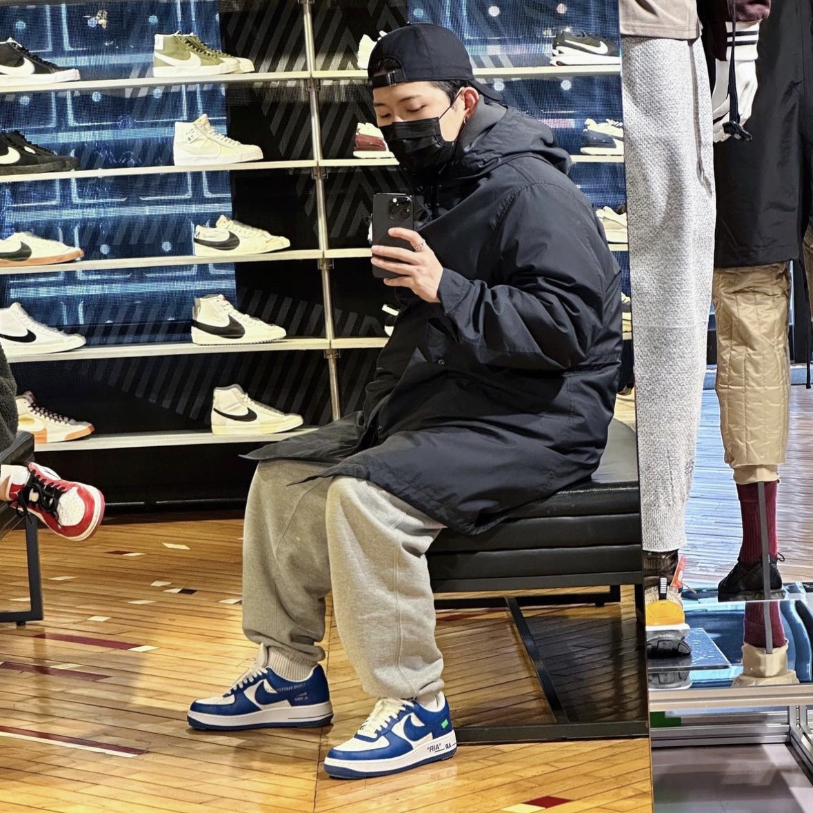Louis Vuitton x Nike Air Force 1 Low by Virgil Abloh White Team Royal, Nike x Stussy NRG ZR Fleece Pants Heather Grey - US/EU 착용 스타일 - 1