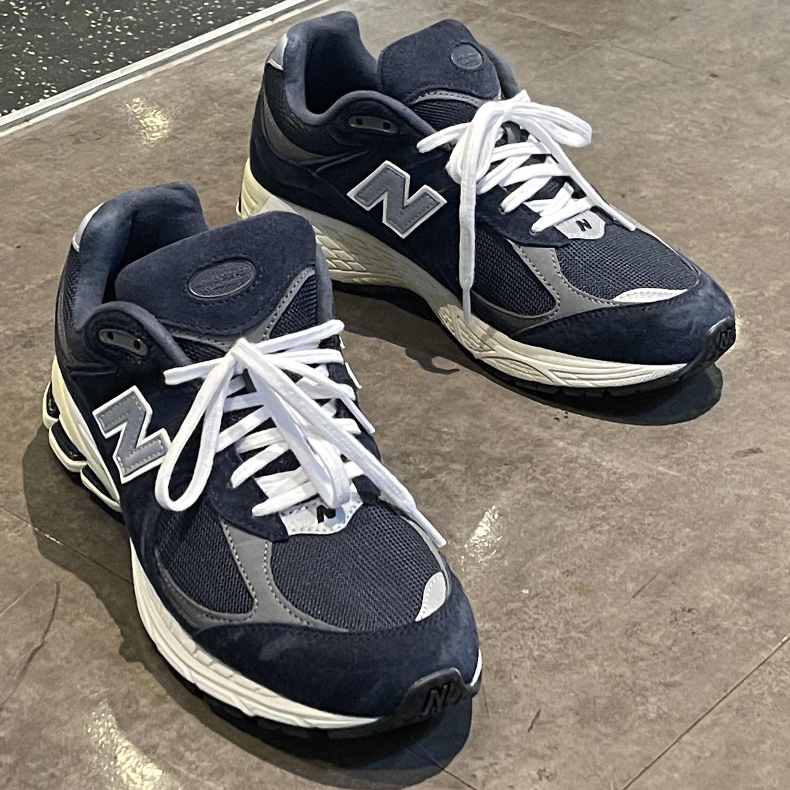 New Balance 2002R Eclipse Castlerock 착용 스타일