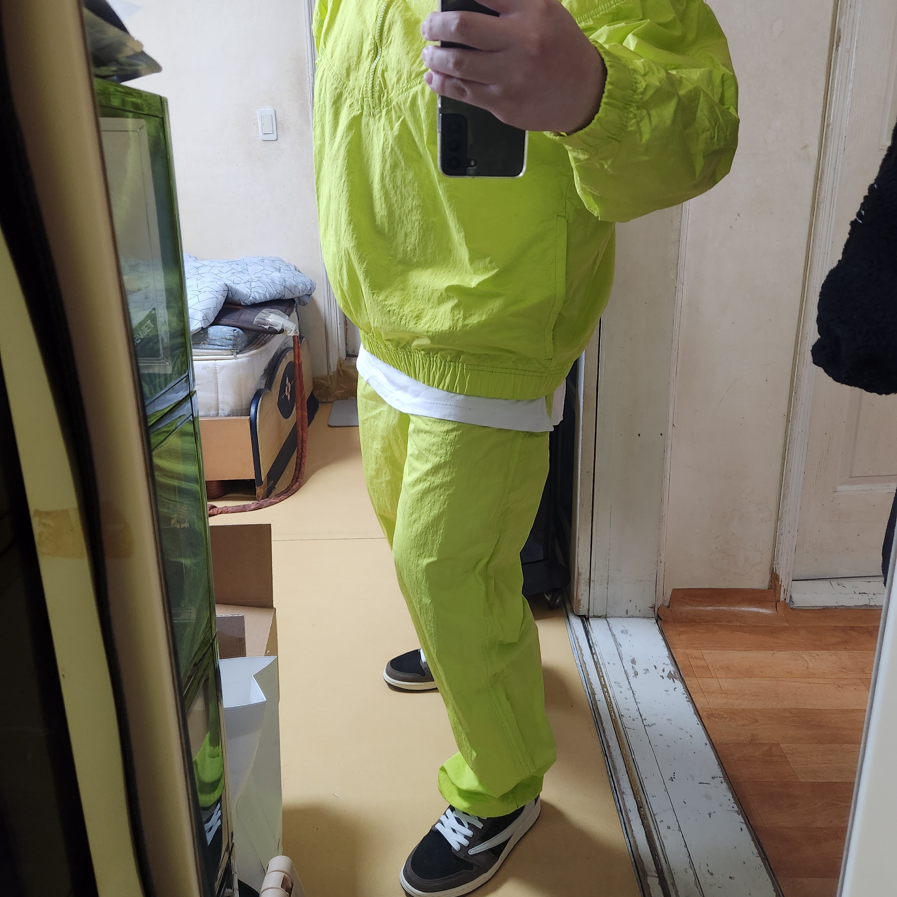 Nike x Stussy Windrunner Jacket Bright Cactus, Nike x Stussy Beach Pants Bright Cactus 착용 스타일