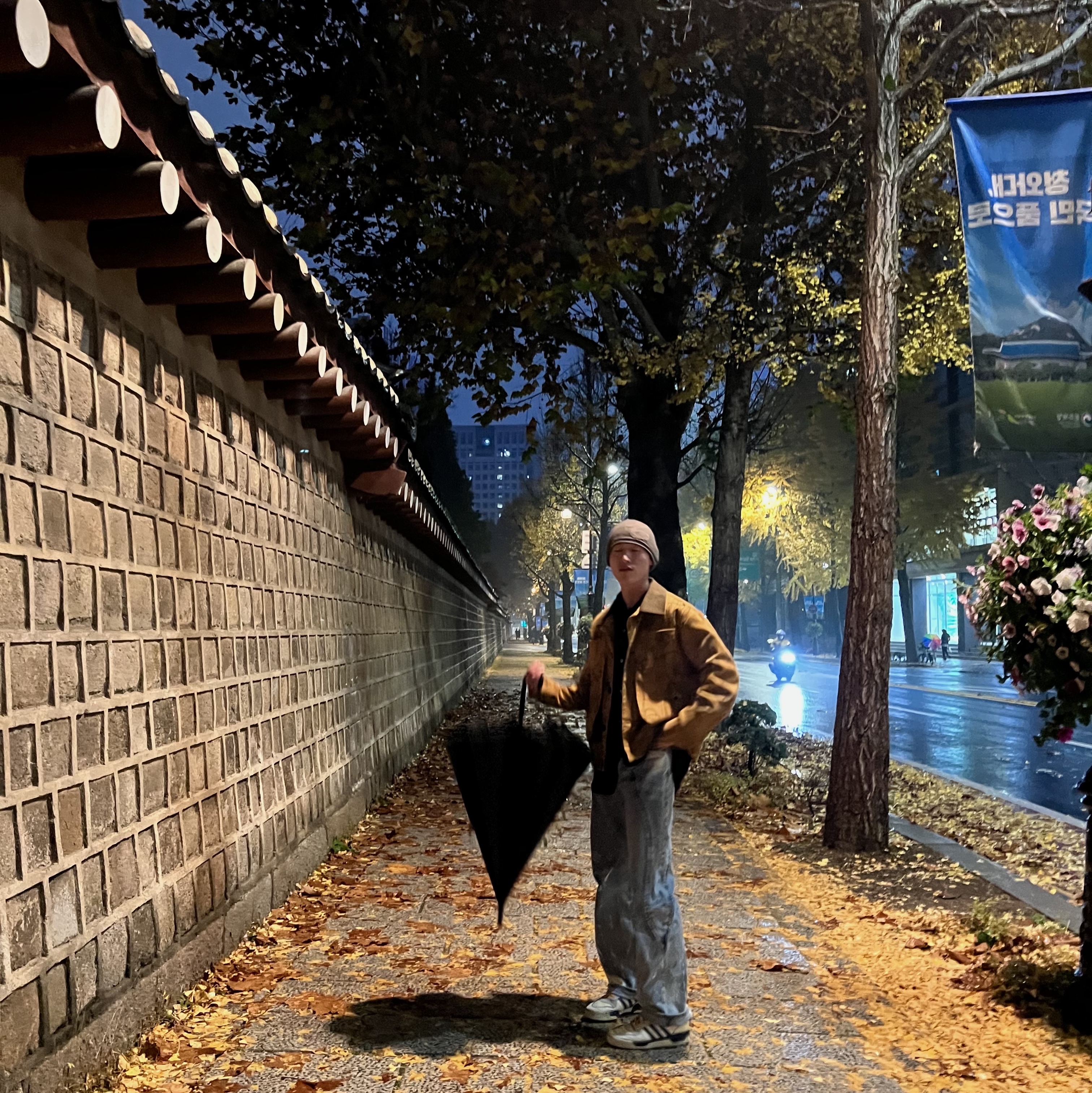 Adidas Rivalry Low Premium White Victory Blue 착용 스타일 - 1