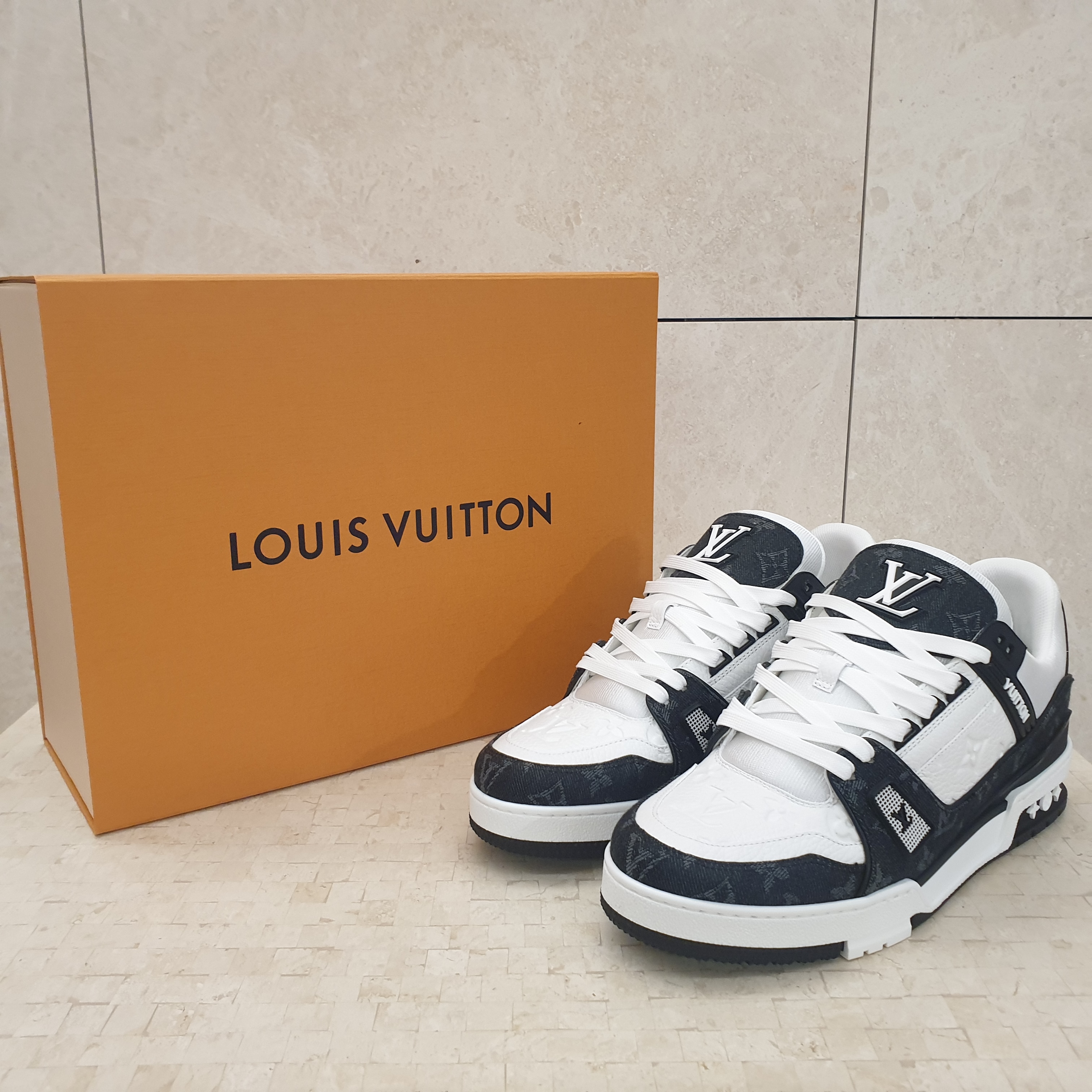 Louis Vuitton LV Trainer Sneakers Monogram Denim Black 착용 스타일