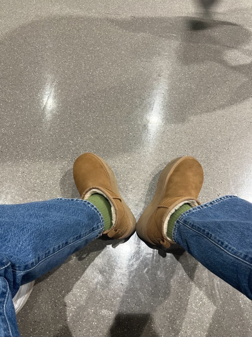 (W) UGG Classic Ultra Mini Platform Boots Chestnut 착용 스타일 - 2