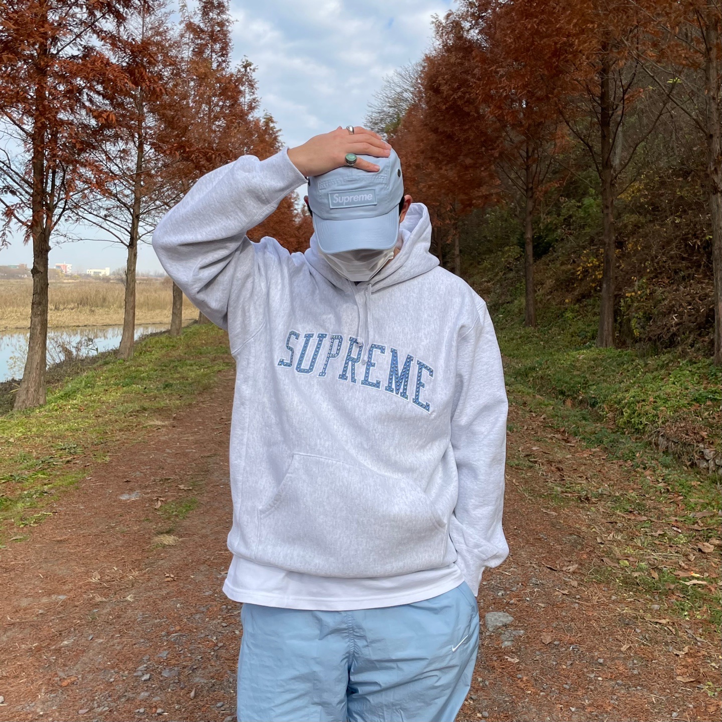 Supreme Repeat Track Jacket White - 22SS, Supreme Military Camp Cap Light Blue - 22FW 착용 스타일 - 4
