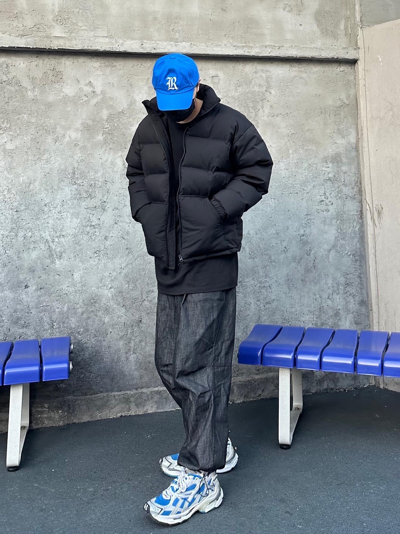 Balenciaga Runner Sneakers Blue White 착용 스타일