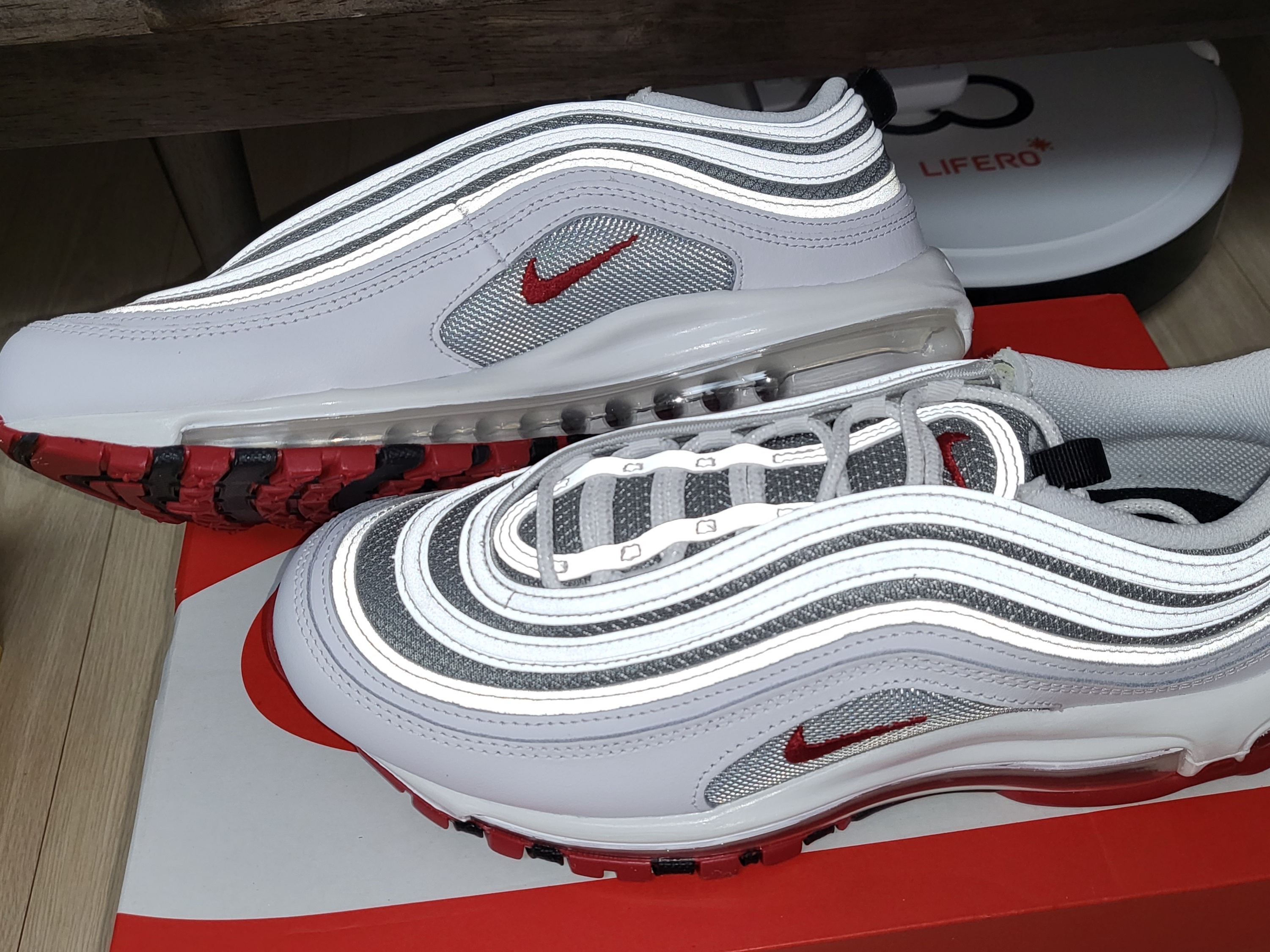Nike Air Max 97 White and Varsity Red 착용 스타일 - 4