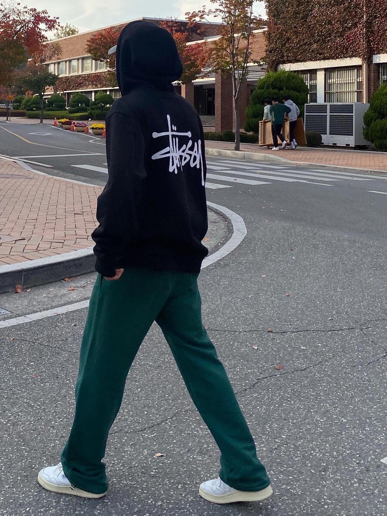 Autry Medalist Low Leather Sneakers White, Stussy Basic Stussy Hoodie Black 2022 착용 스타일 - 1
