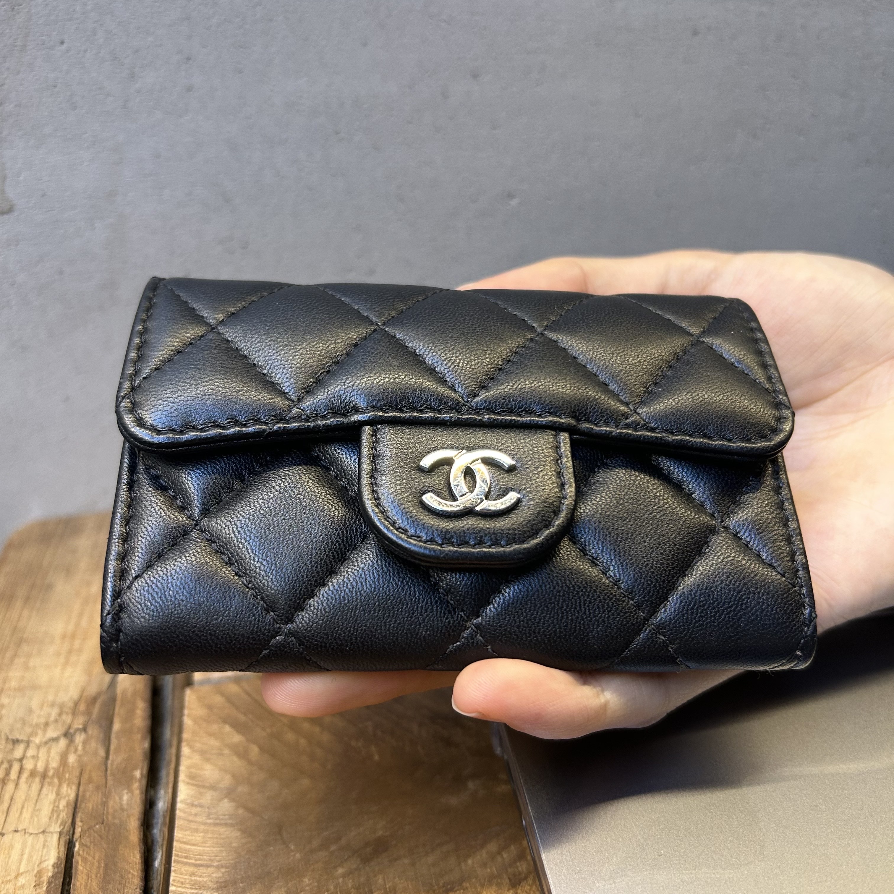 Chanel Classic Card Holder Lambskin & Silver Black 착용 스타일