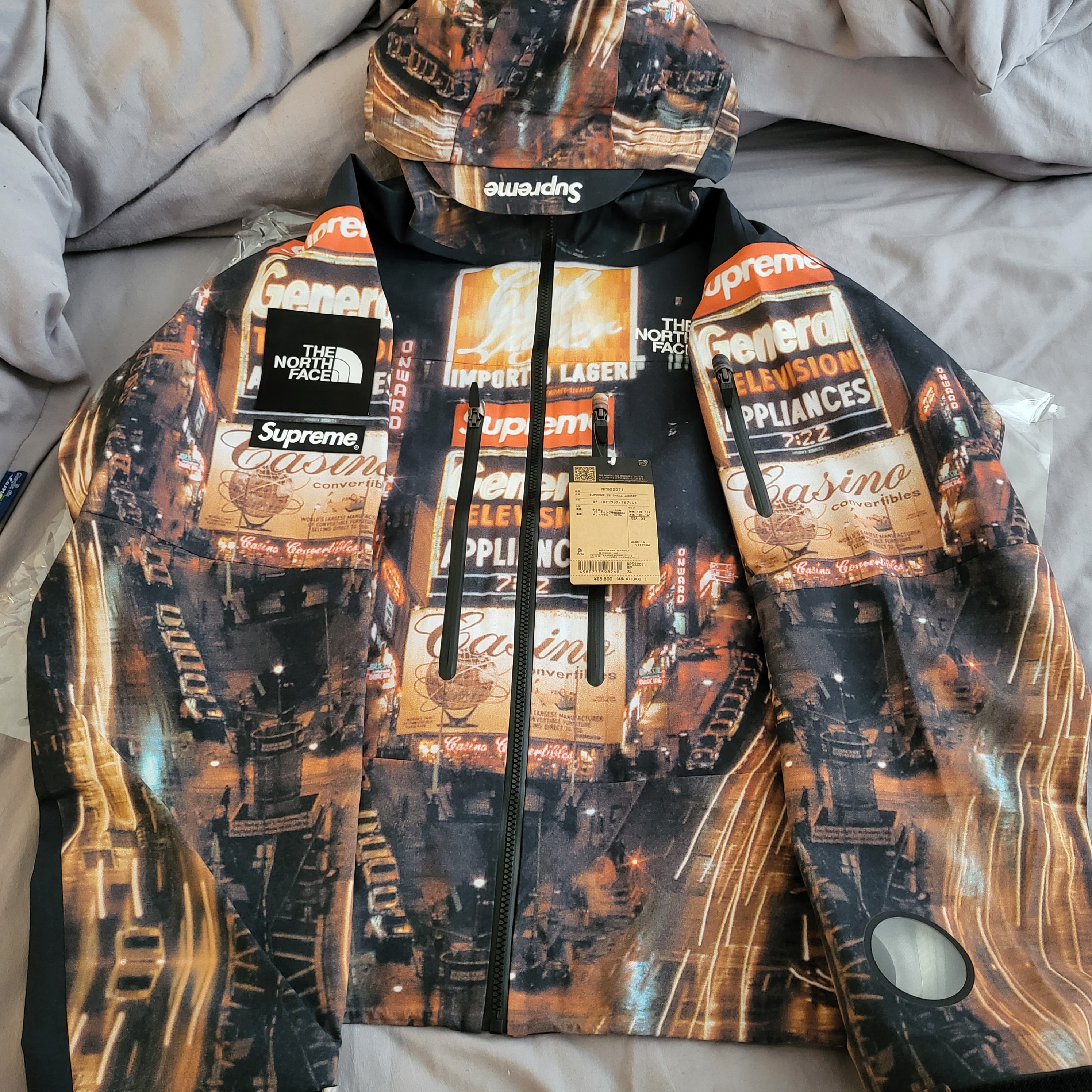 Supreme x The North Face Taped Seam Shell Jacket Times Square - 22FW 착용 스타일