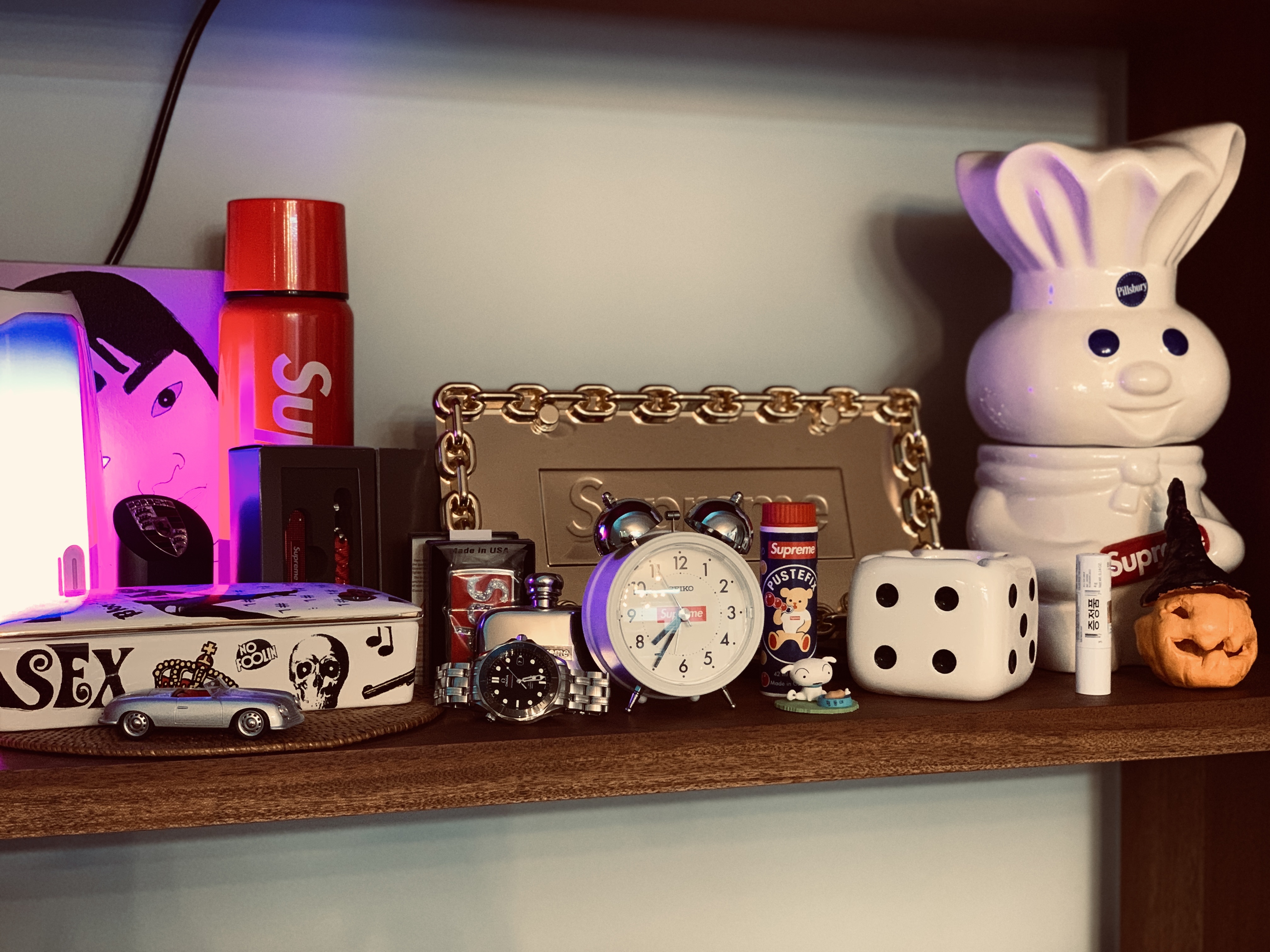 Supreme Doughboy Cookie Jar White - 22FW, Supreme Swarovski Zippo Red - 20FW 착용 스타일