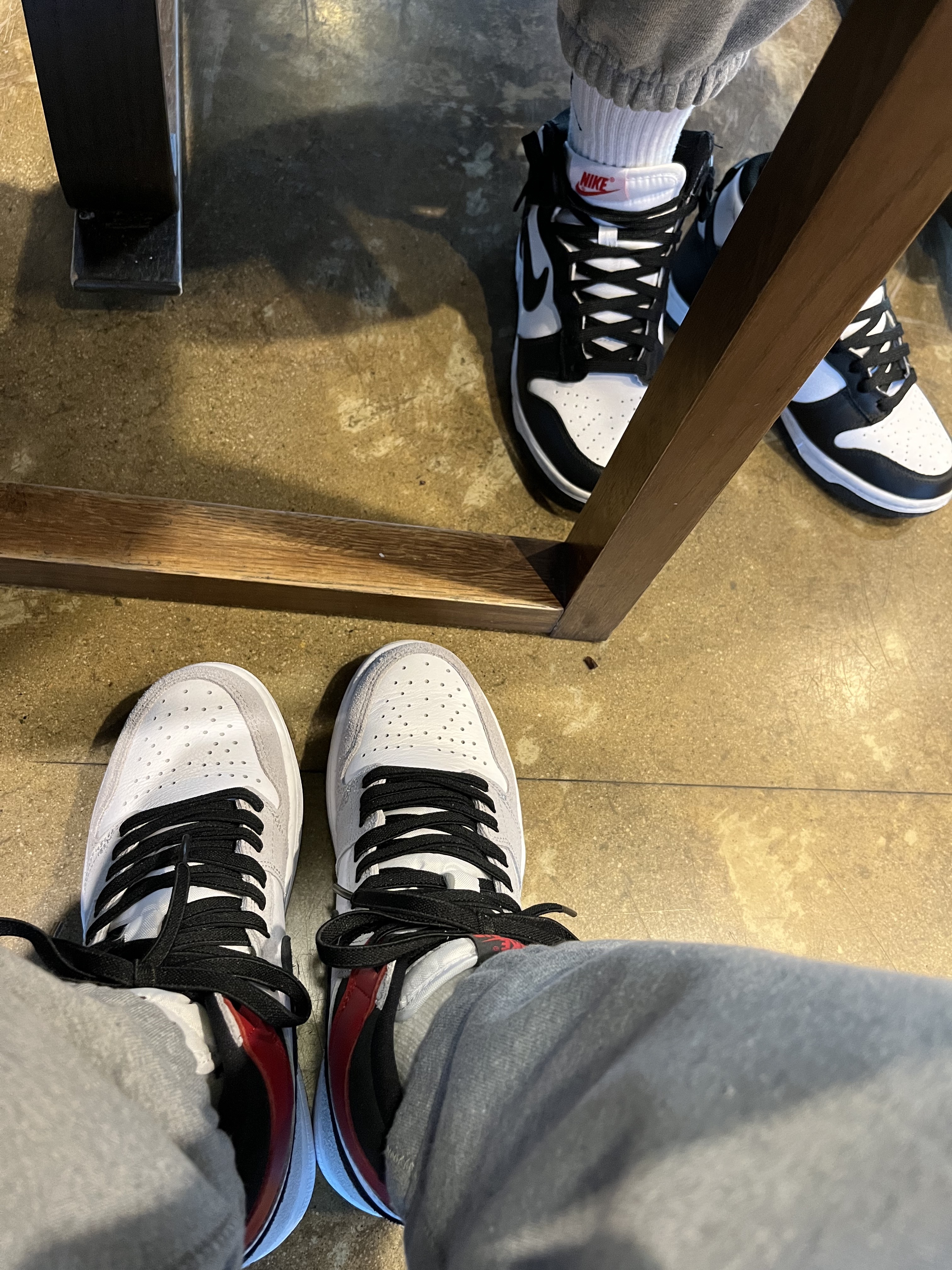 (W) Nike Dunk High Black and White, Jordan 1 Retro High OG Light Smoke Grey 착용 스타일
