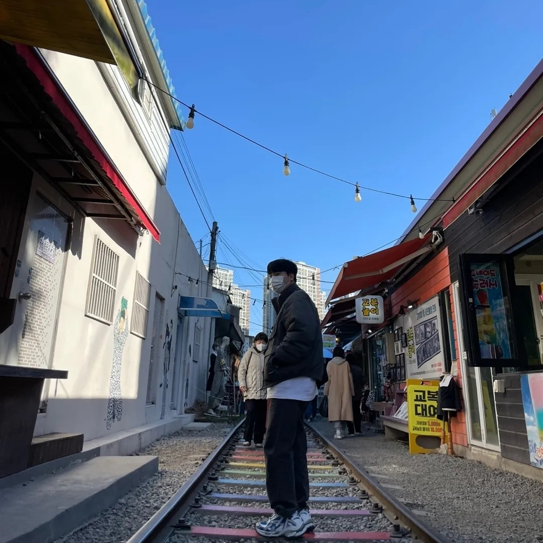 Balenciaga Runner Sneakers Blue White, Ader Error x Eastpak Shoulder Bag Black 착용 스타일