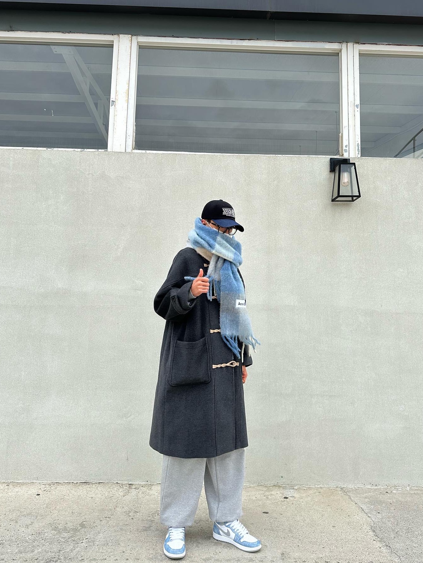 Acne Studios Mohair Check Muffler Pastel Blue Beige, Jordan 1 Retro High OG Hyper Royal 착용 스타일
