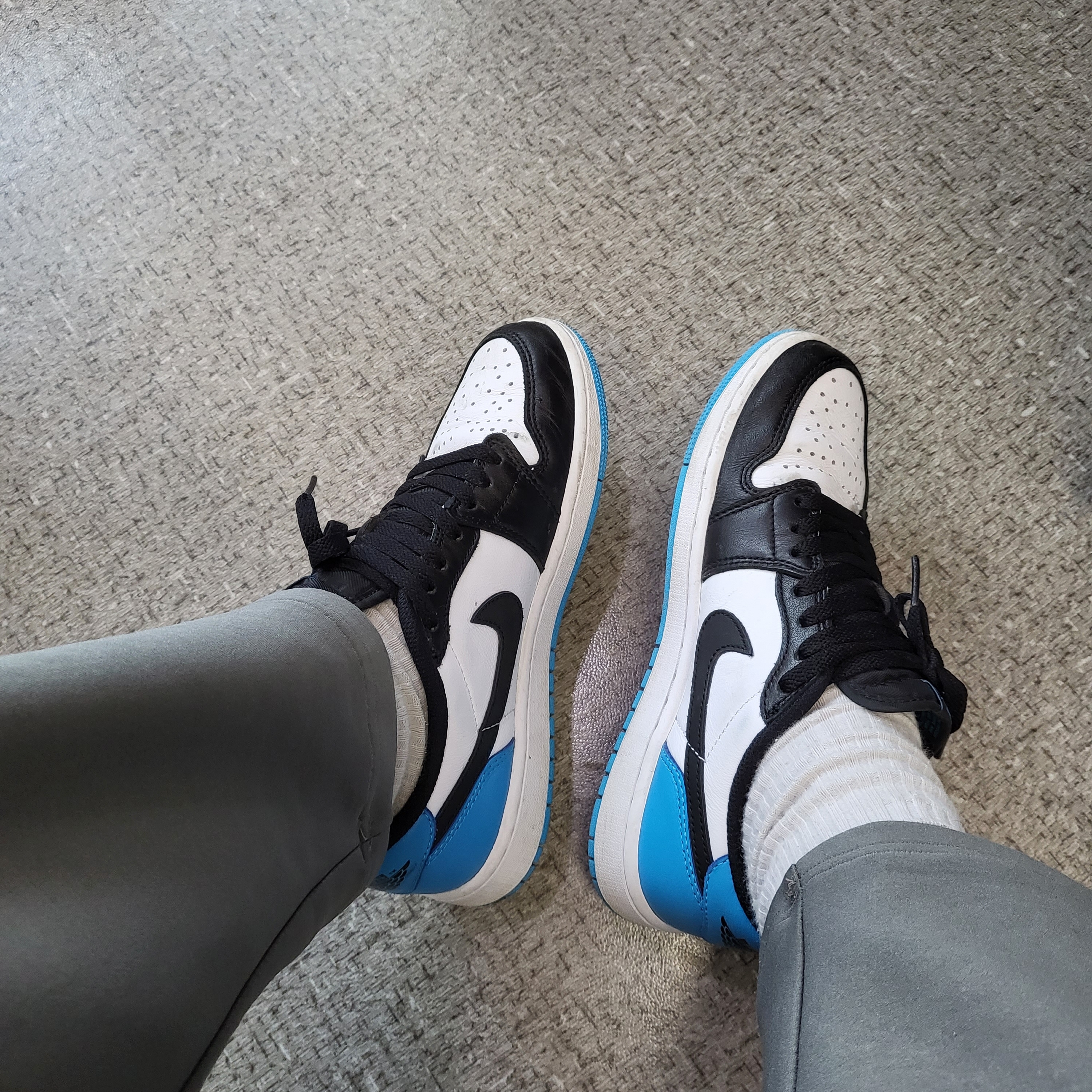 Jordan 1 Retro Low OG Black and Dark Powder Blue 착용 스타일