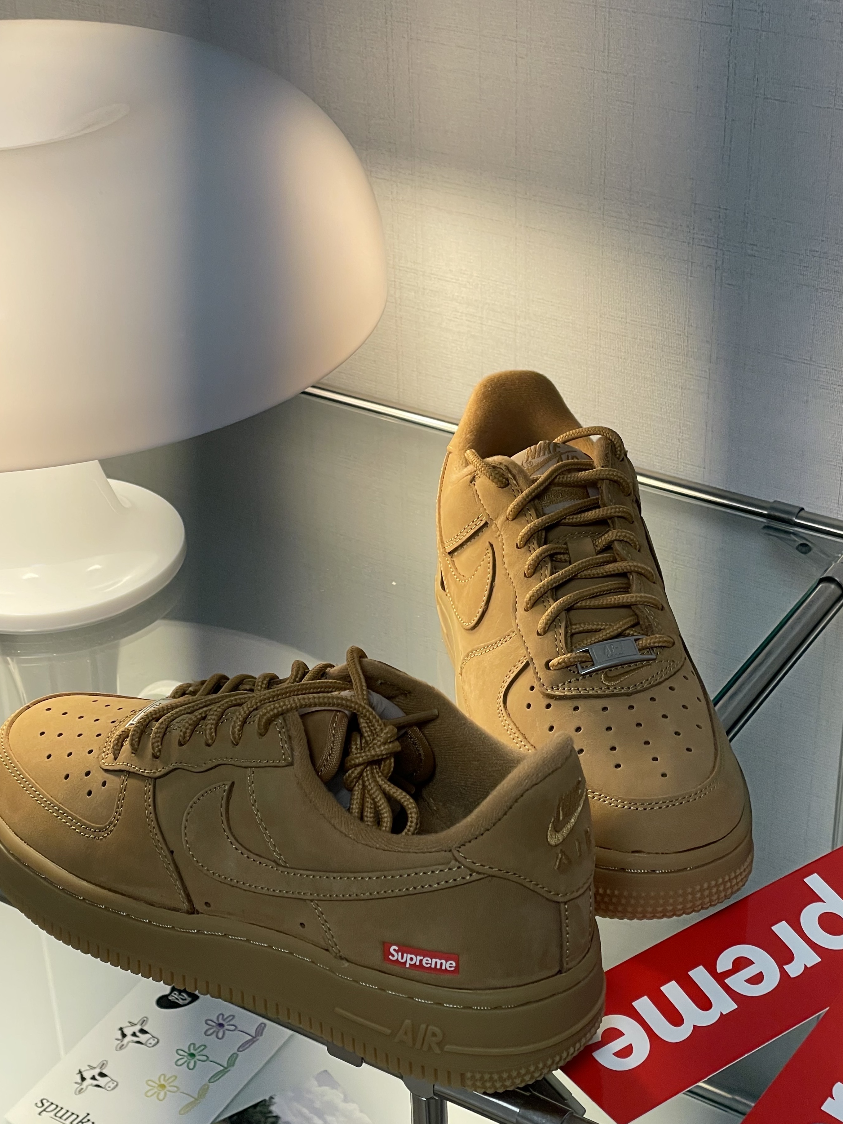 Nike x Supreme Air Force 1 Low Flax, Nike x Supreme Air Force 1 Low White 착용 스타일 - 1