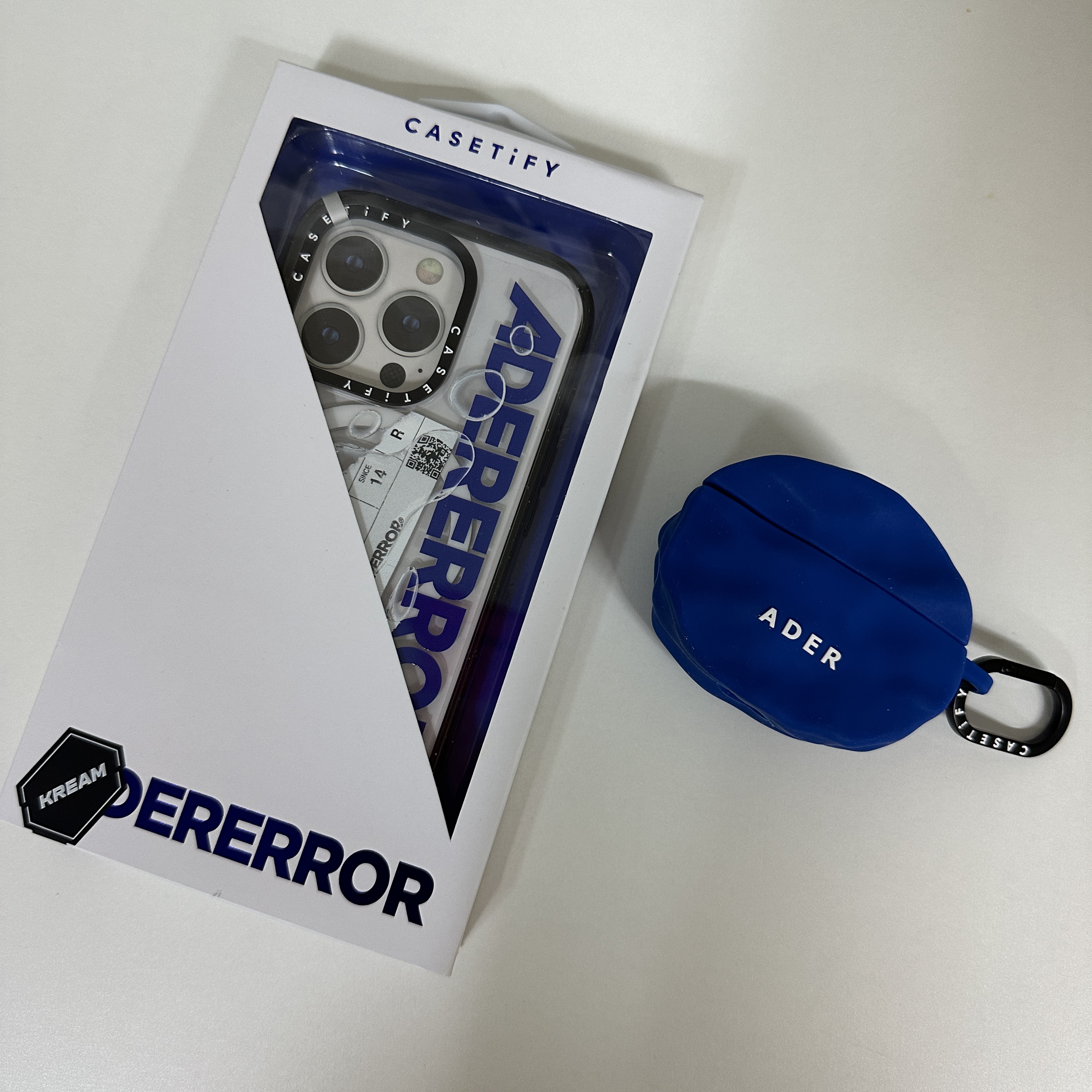 Casetify x Ader Error iPhone Sticker Magsafe Case Clear, Casetify x Ader Error Wavy Collectable AirPods Pro 1st/2nd gen Case Blue 착용 스타일 - 1
