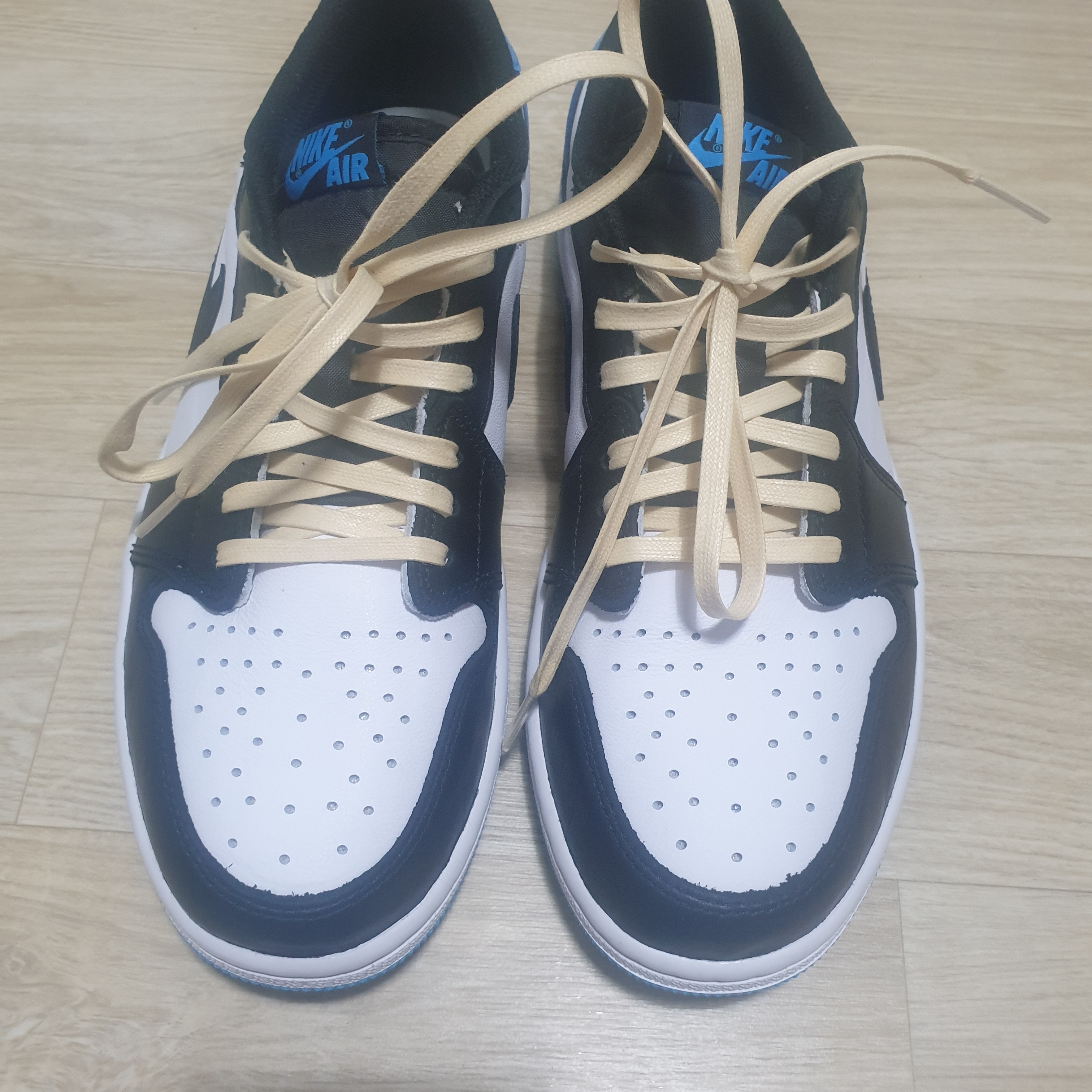 Jordan 1 Retro Low OG Black and Dark Powder Blue 착용 스타일 - 1