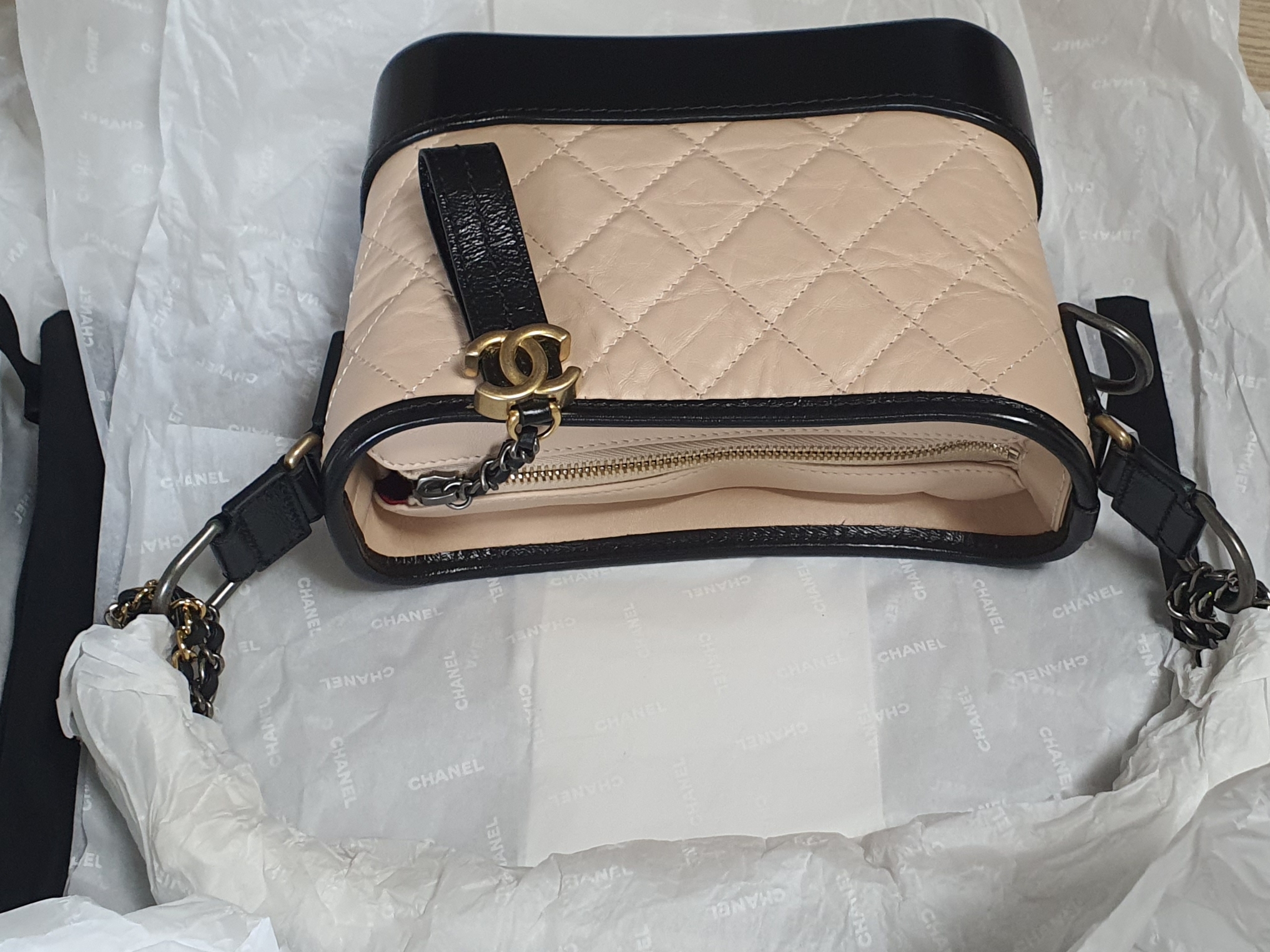 Chanel Gabrielle Small Hobo Bag Aged Calfskin & Gold Beige Black 착용 스타일