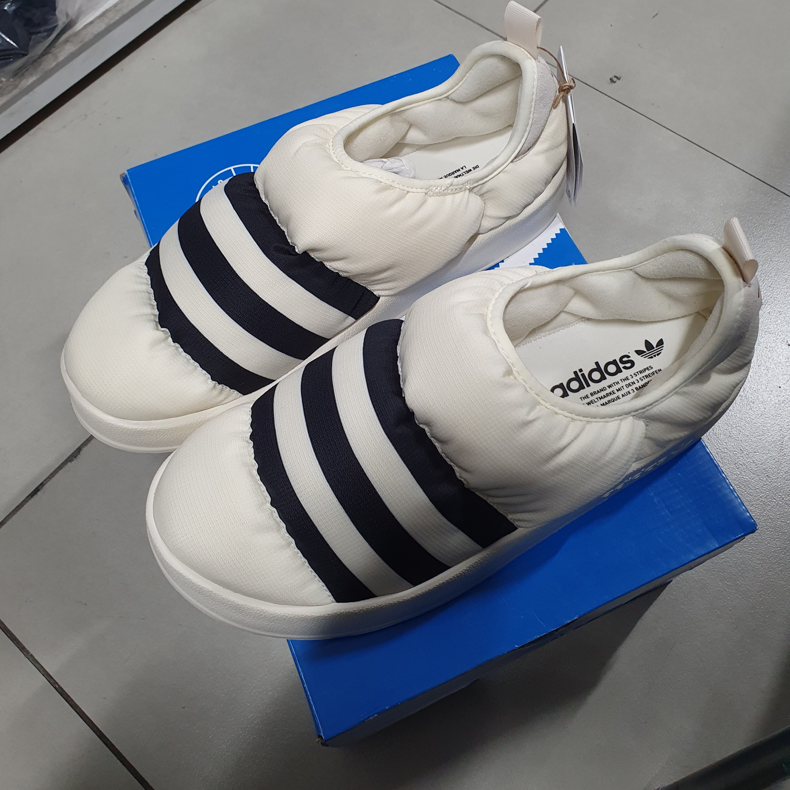Adidas Puffylette Off White 착용 스타일