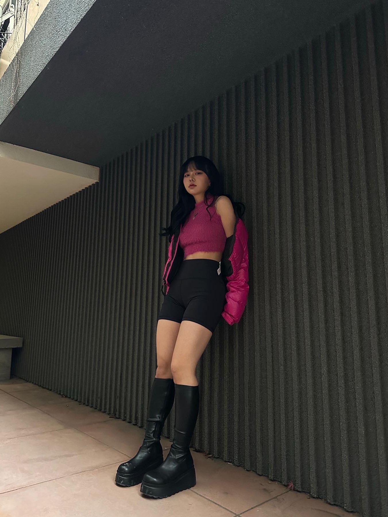 (W) The North Face Nuptse Short Jacket TNF Black, (W) The North Face Nuptse Short Jacket Fuchsia Pink 착용 스타일 - 4
