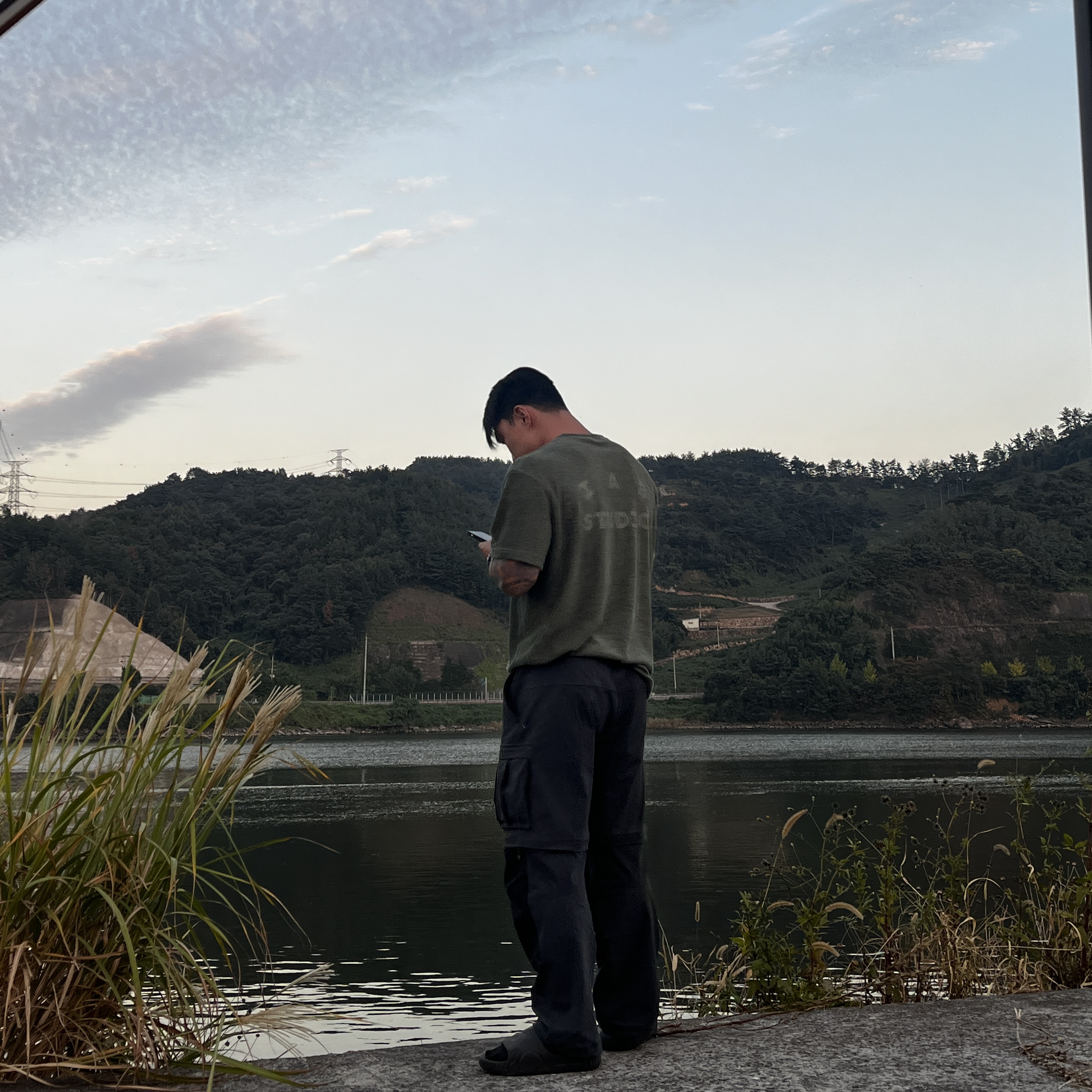 IAB Studio Towel T-Shirt Deep Green, Nike ACG Smith Summit Cargo Pants Dark Smoke Grey - Asia 착용 스타일